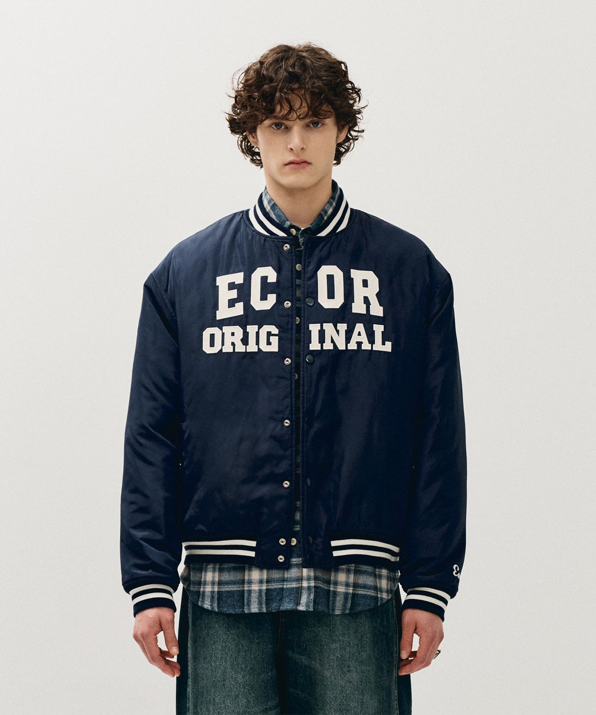 이코르(ECORR) 오리지널 패딩 바시티 자켓_네이비