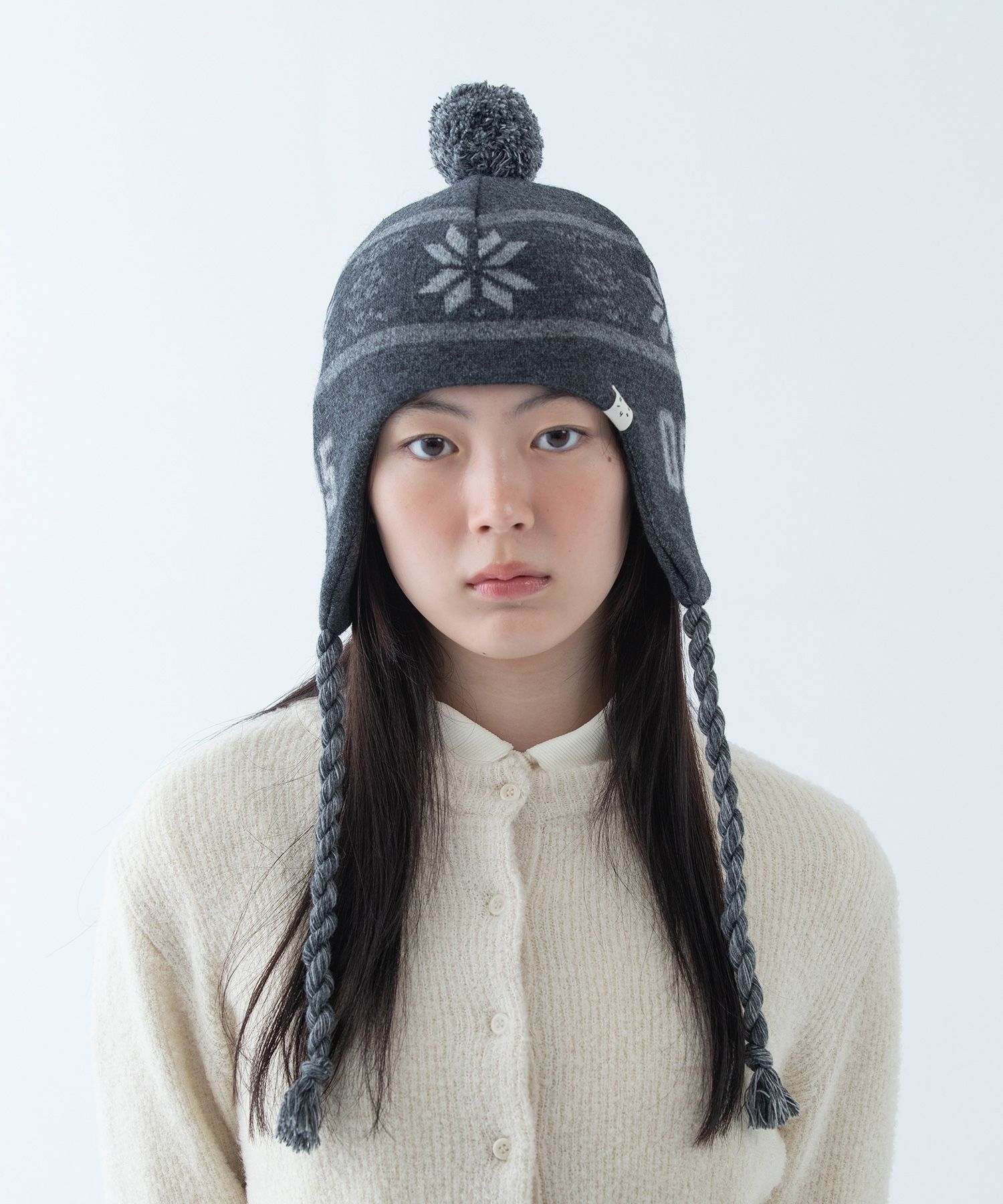 MUSINSA公式 | OHESHIO BELL EARFLAP BEANIE, CHARCOAL