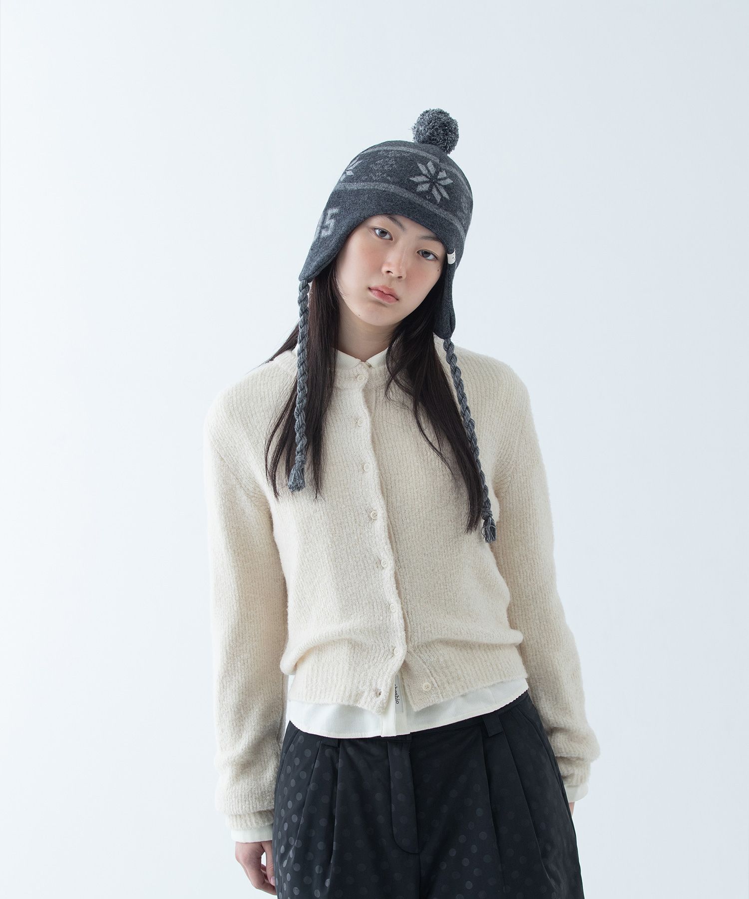 MUSINSA公式 | OHESHIO BELL EARFLAP BEANIE, CHARCOAL