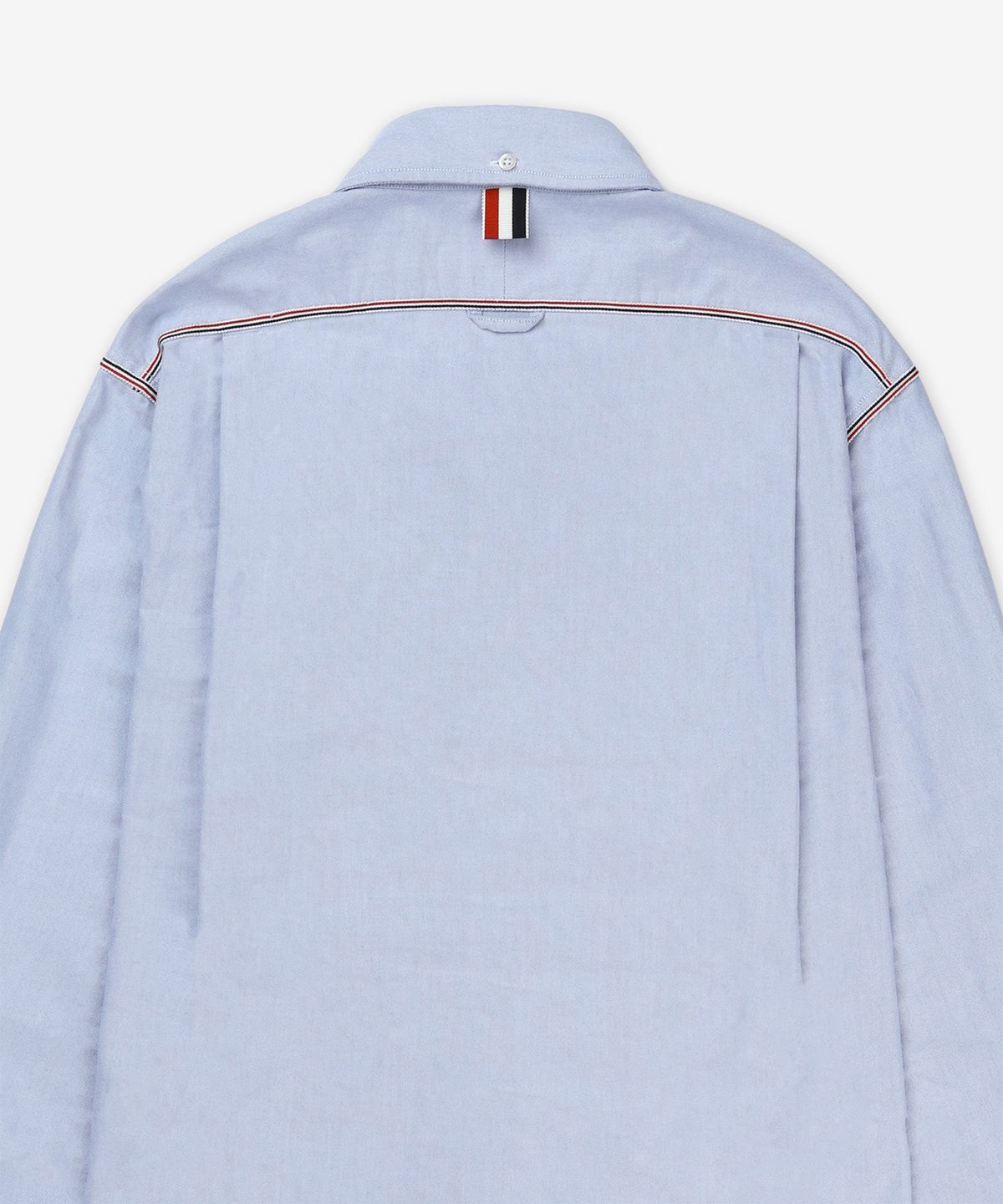 톰 브라운(THOM BROWNE) 스트레이트 핏 롱슬리브 옥스포드 셔츠 - 라이트 블루 / MWL406AF0313480