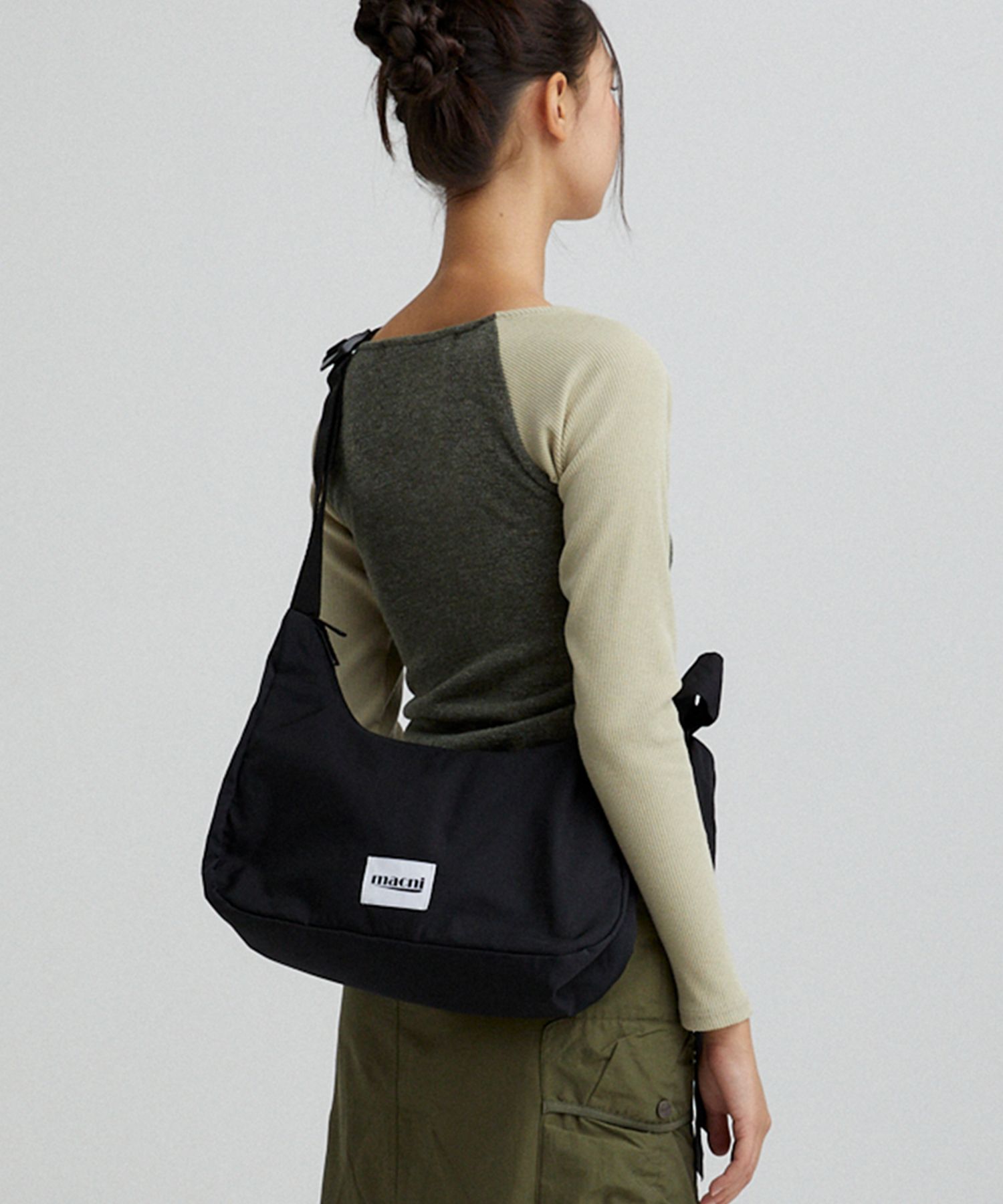 [MACNI] RIBBON CRESCENT CROSS BAG 大人気★ MUSINSA | MACNI RIBBON CRESCENT CROSS BAG BLACK