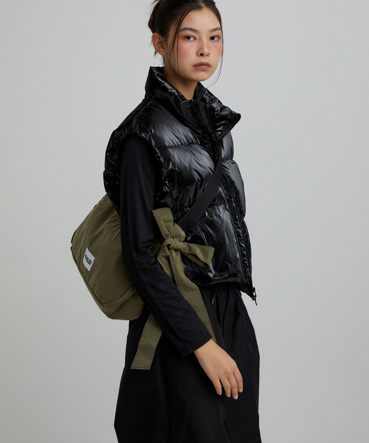 마크니(MACNI) RIBBON CRESCENT CROSS BAG KHAKI
