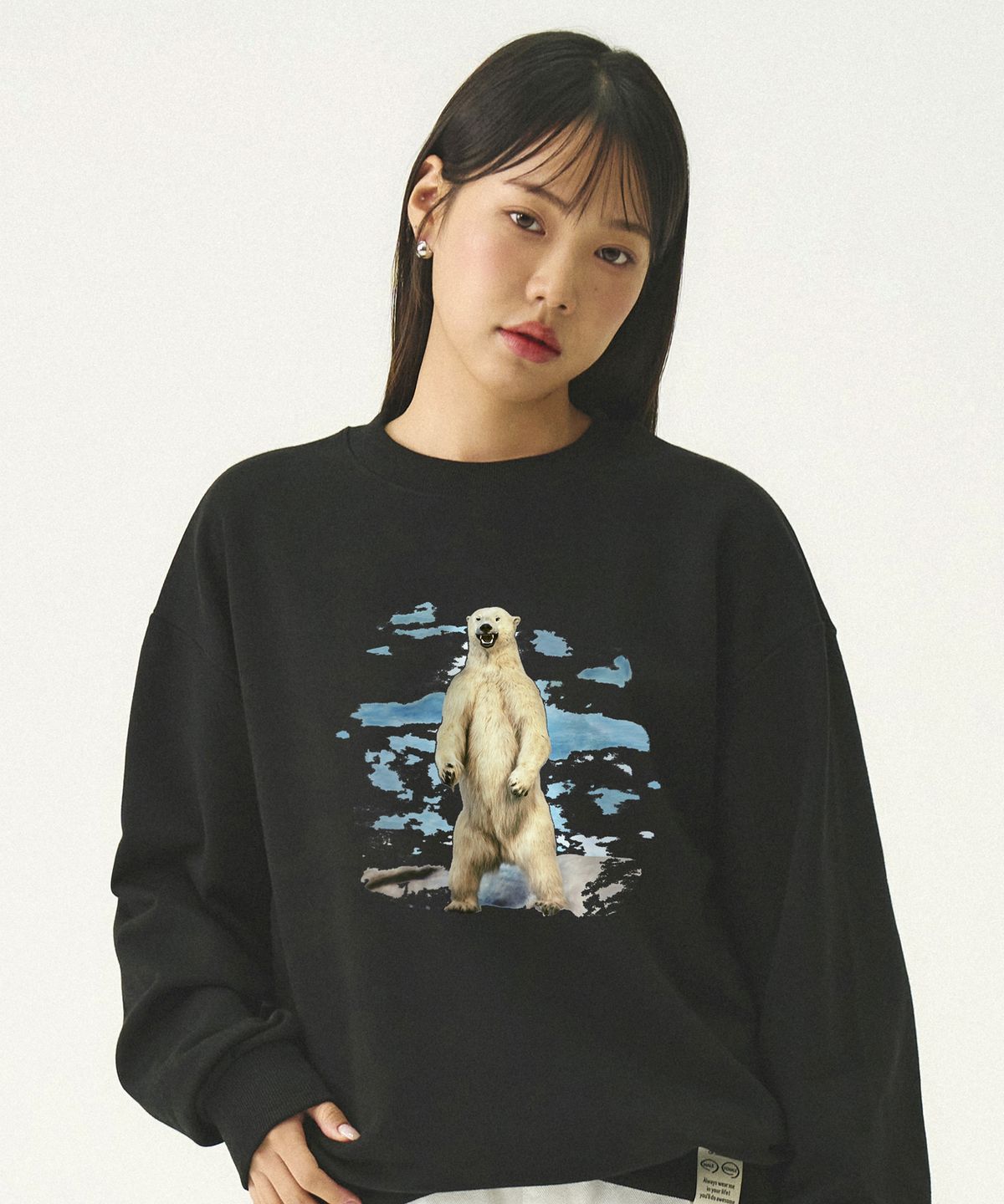 그레이버(GRAVER) [UNISEX]와일드 폴라 베어 맨투맨_블랙