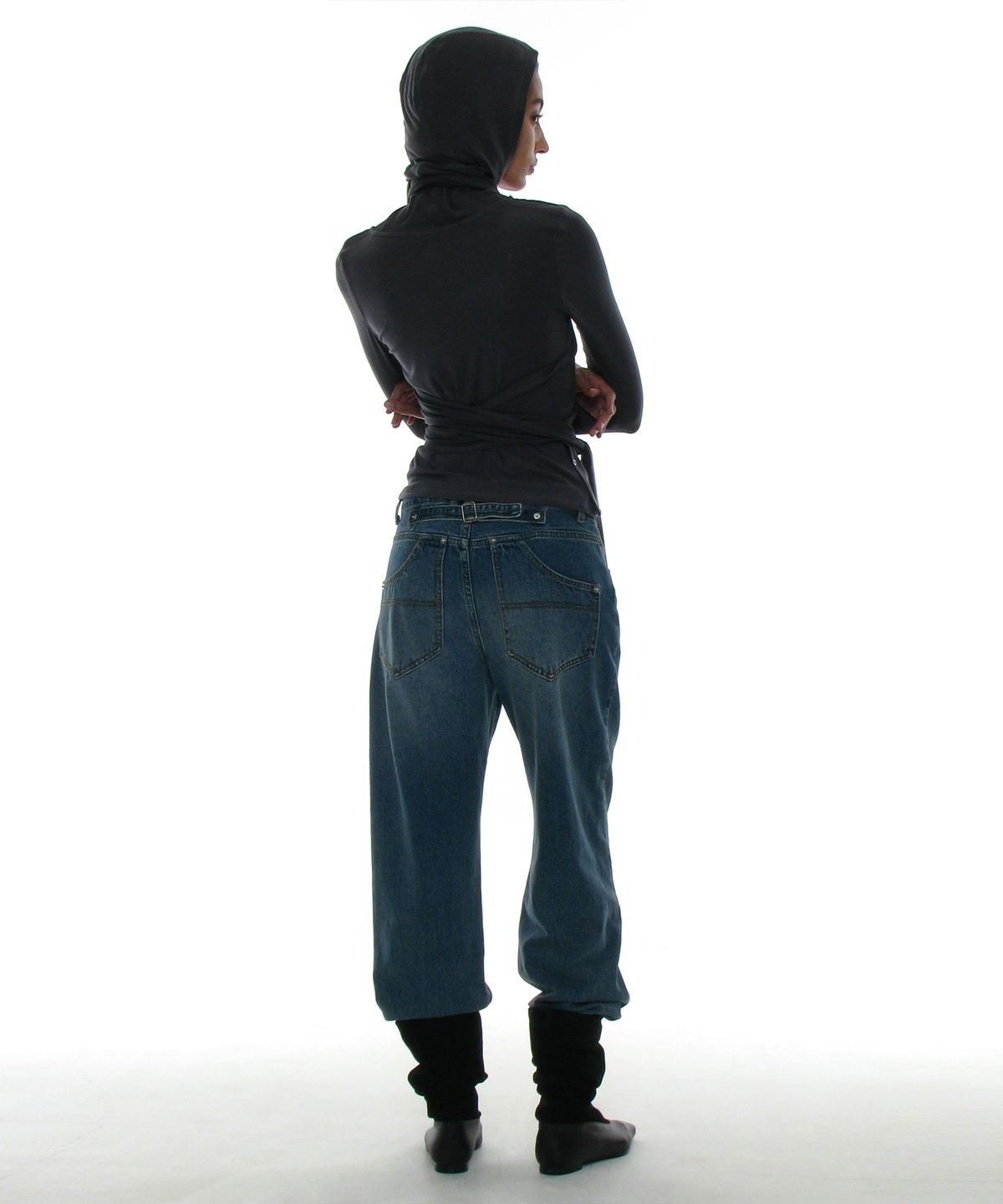 파르티멘토 우먼(PARTIMENTO WOMEN) 스쿱넥 멀티 스트랩 후디 저지 탑_차콜