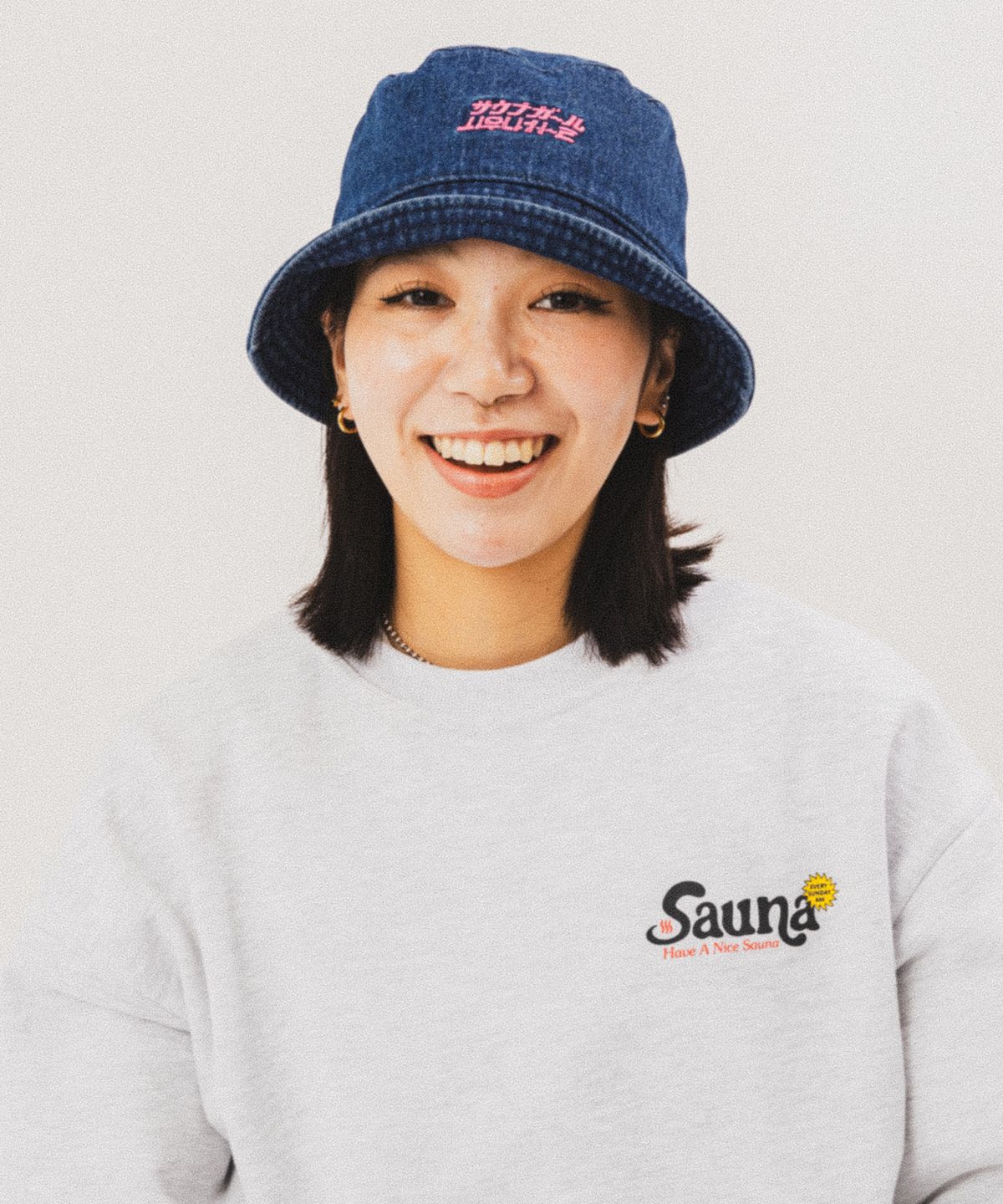 빅웨이브 컬렉티브(BIGWAVE COLLECTIVE) GIRL LOGO BUCKET HAT (DENIM)