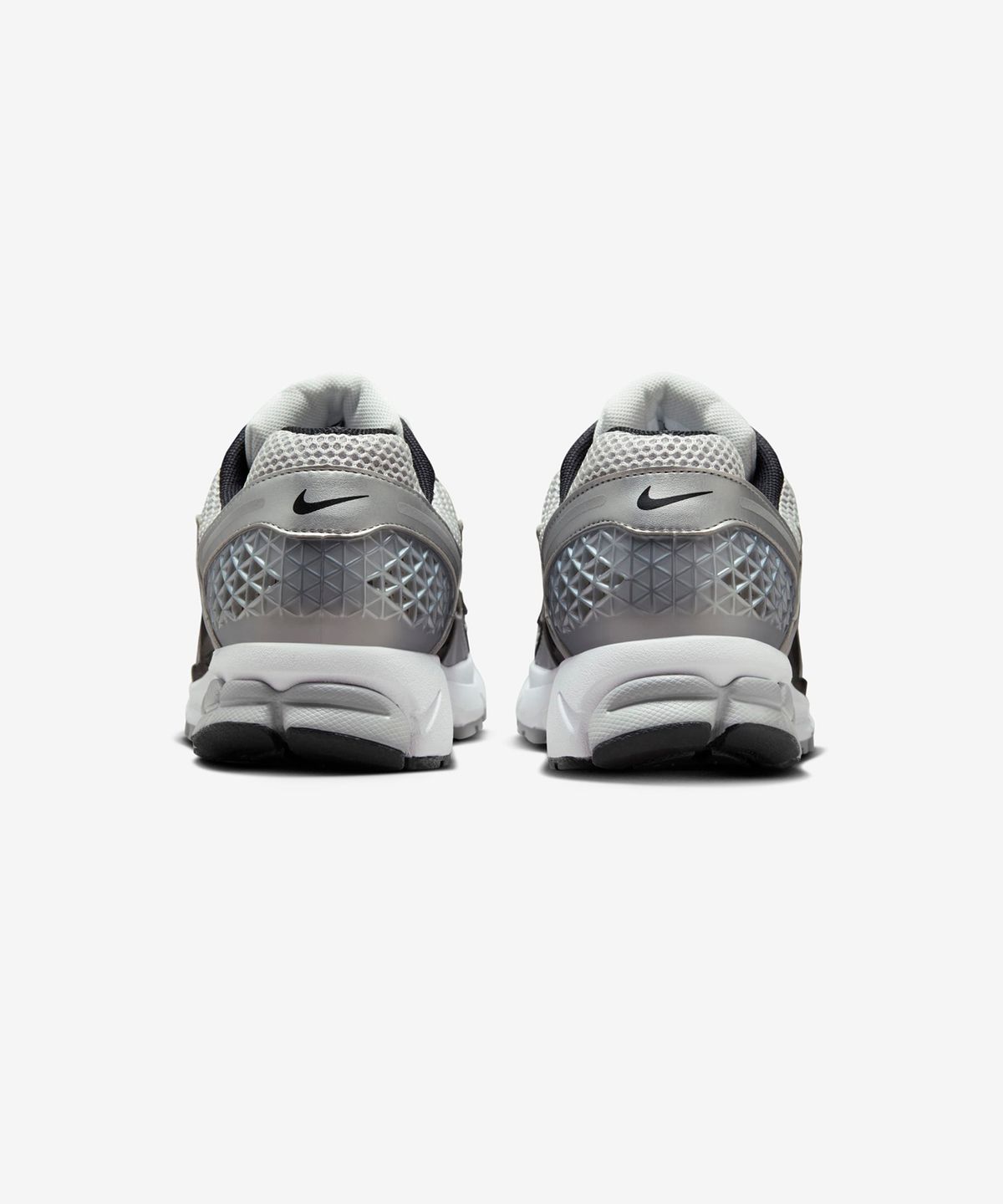 나이키(NIKE) 줌 보메로 5 M - 메탈릭 실버:블랙:퓨어 플래티넘 / FJ4151-004