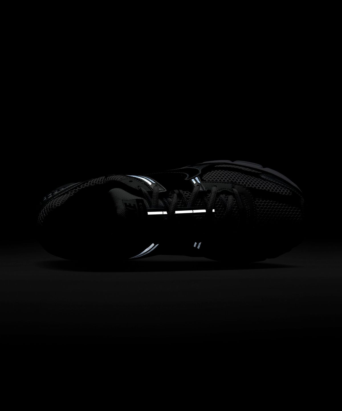 나이키(NIKE) 줌 보메로 5 M - 메탈릭 실버:블랙:퓨어 플래티넘 / FJ4151-004