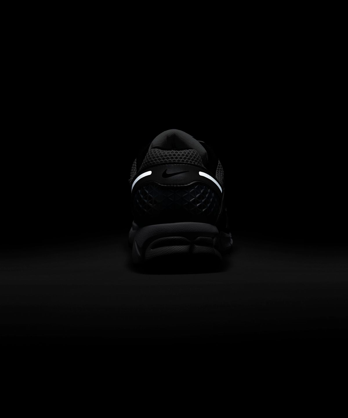 나이키(NIKE) 줌 보메로 5 M - 메탈릭 실버:블랙:퓨어 플래티넘 / FJ4151-004