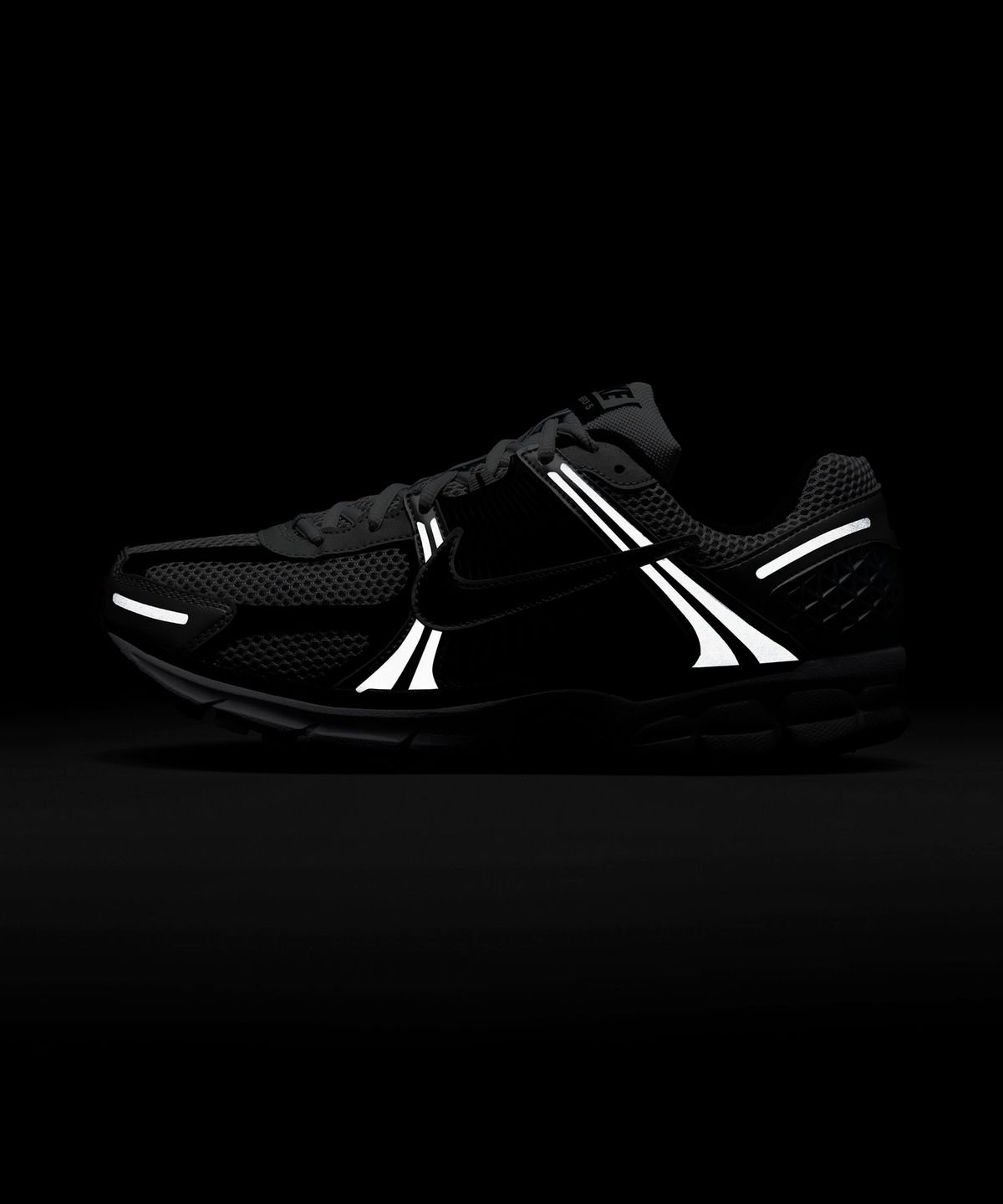 나이키(NIKE) 줌 보메로 5 M - 메탈릭 실버:블랙:퓨어 플래티넘 / FJ4151-004