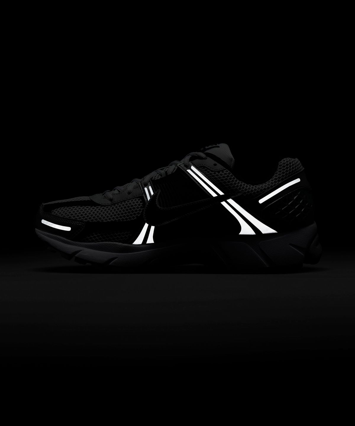 나이키(NIKE) 줌 보메로 5 M - 메탈릭 실버:블랙:퓨어 플래티넘 / FJ4151-004