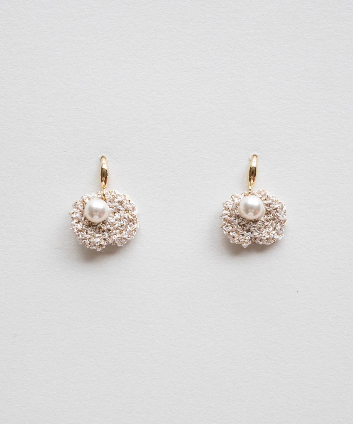 메리모티브(MERRYMOTIVE) Gold beige pearl point knit earring