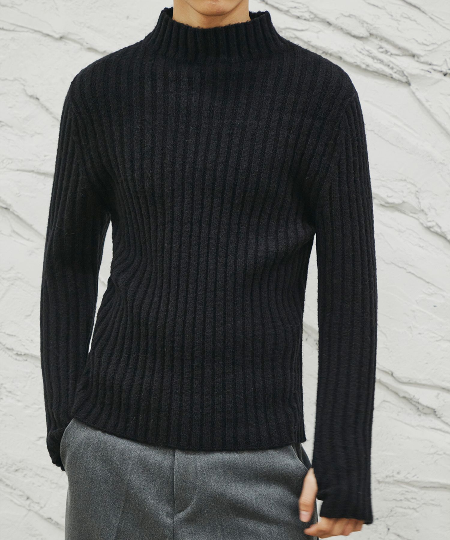 MUSINSA公式 | SIGNATURE Fingerhole Turtleneck Knit [Black]