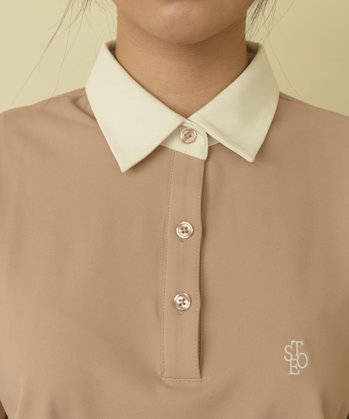 셀리티오(SELITIO) 여성 베이직 로고 소프트 카라 티셔츠 베이지