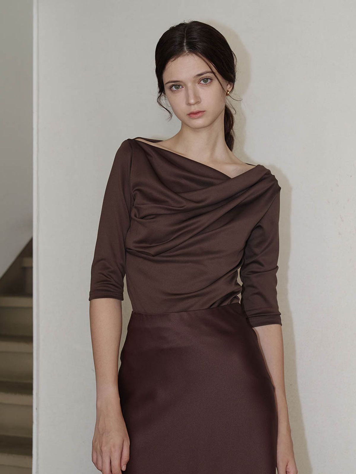 로트르드민(LAUTREDE MIN) Lautre Draped Off shoulder T-shirt