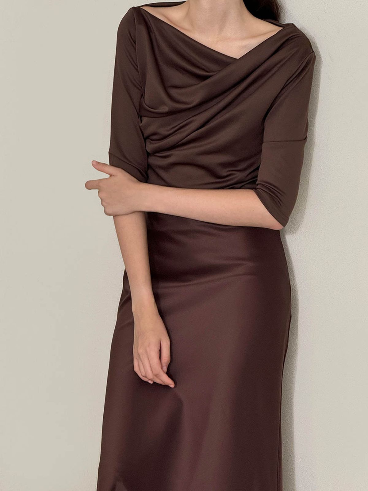 로트르드민(LAUTREDE MIN) Lautre Draped Off shoulder T-shirt