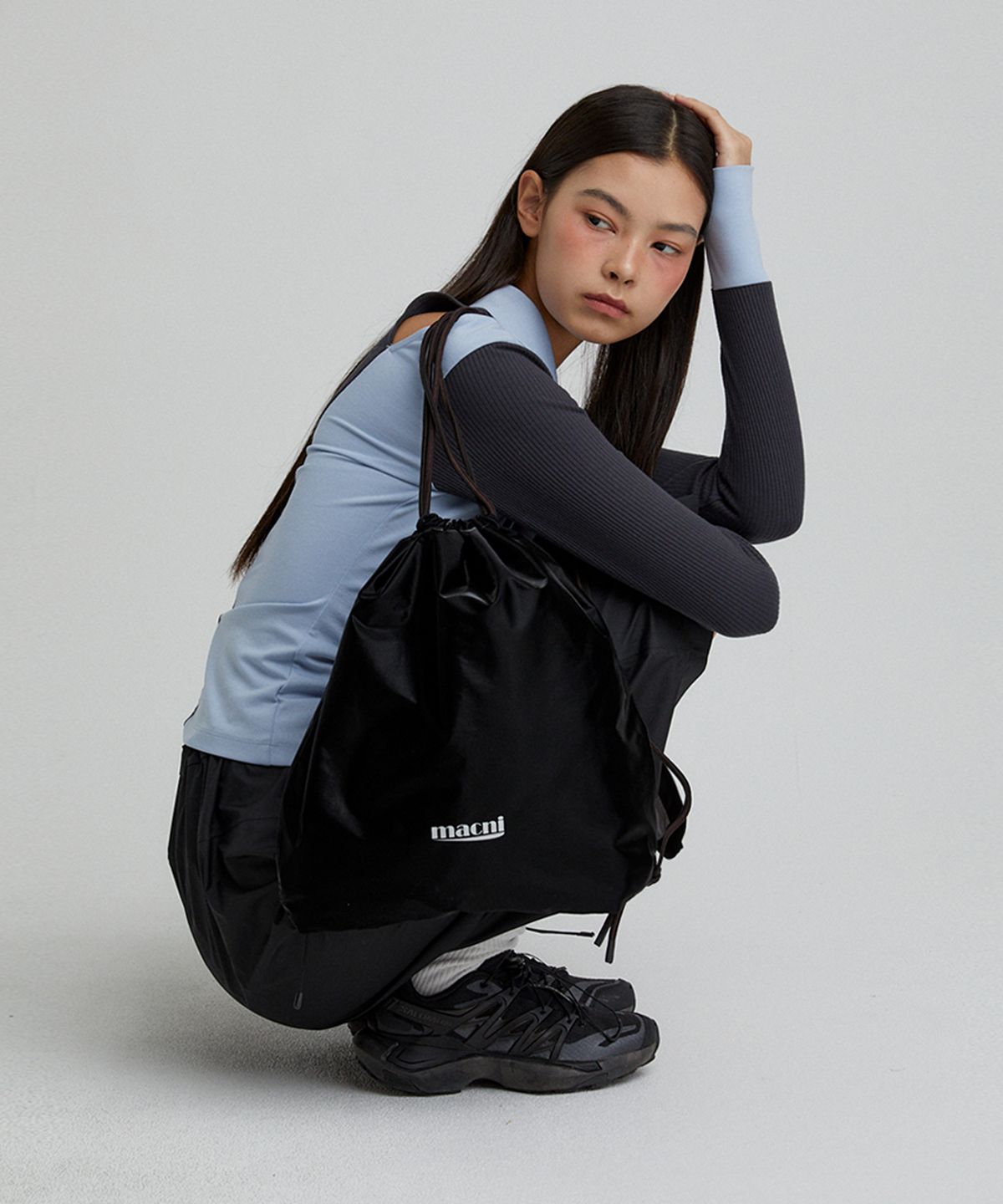 마크니(MACNI) DRAWSTRING GLOSSY BACKPACK BLACK