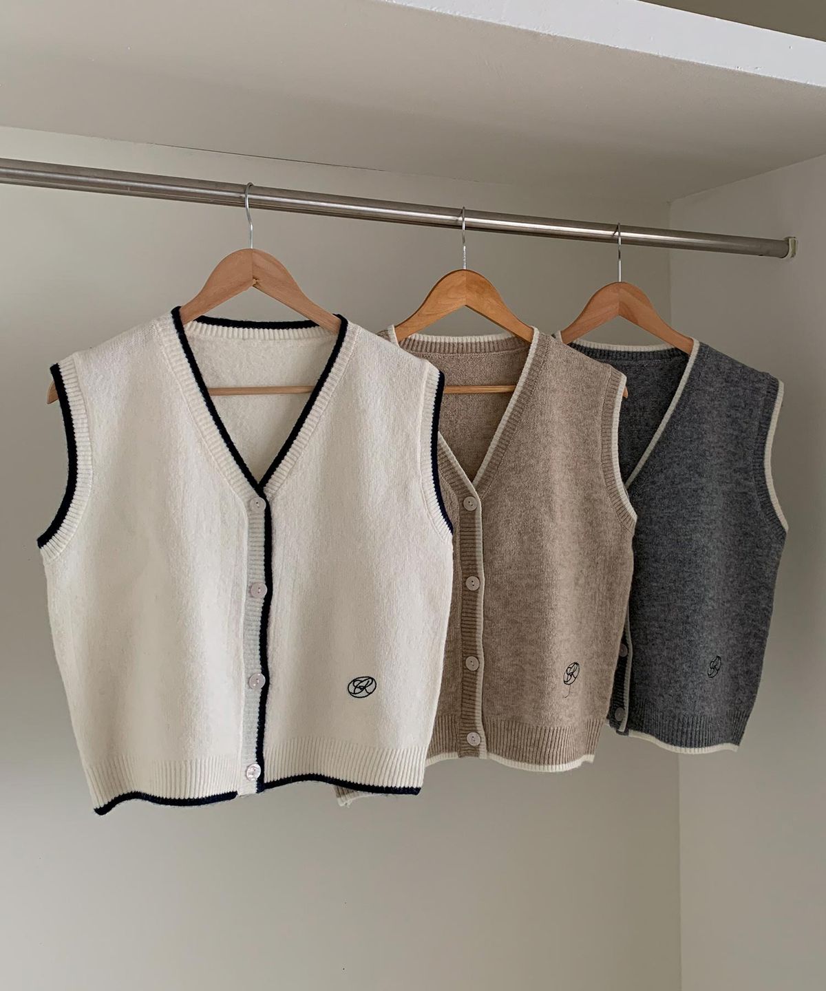 바스카라(VASCARA) Line Color Block Embroidered Knit Vest (3colors)