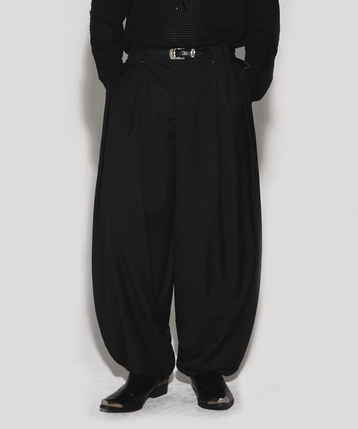 웨슬리 휴스턴(WESLEYHYUSTON) DEEP TUCK BALLOON SLACKS BLACK