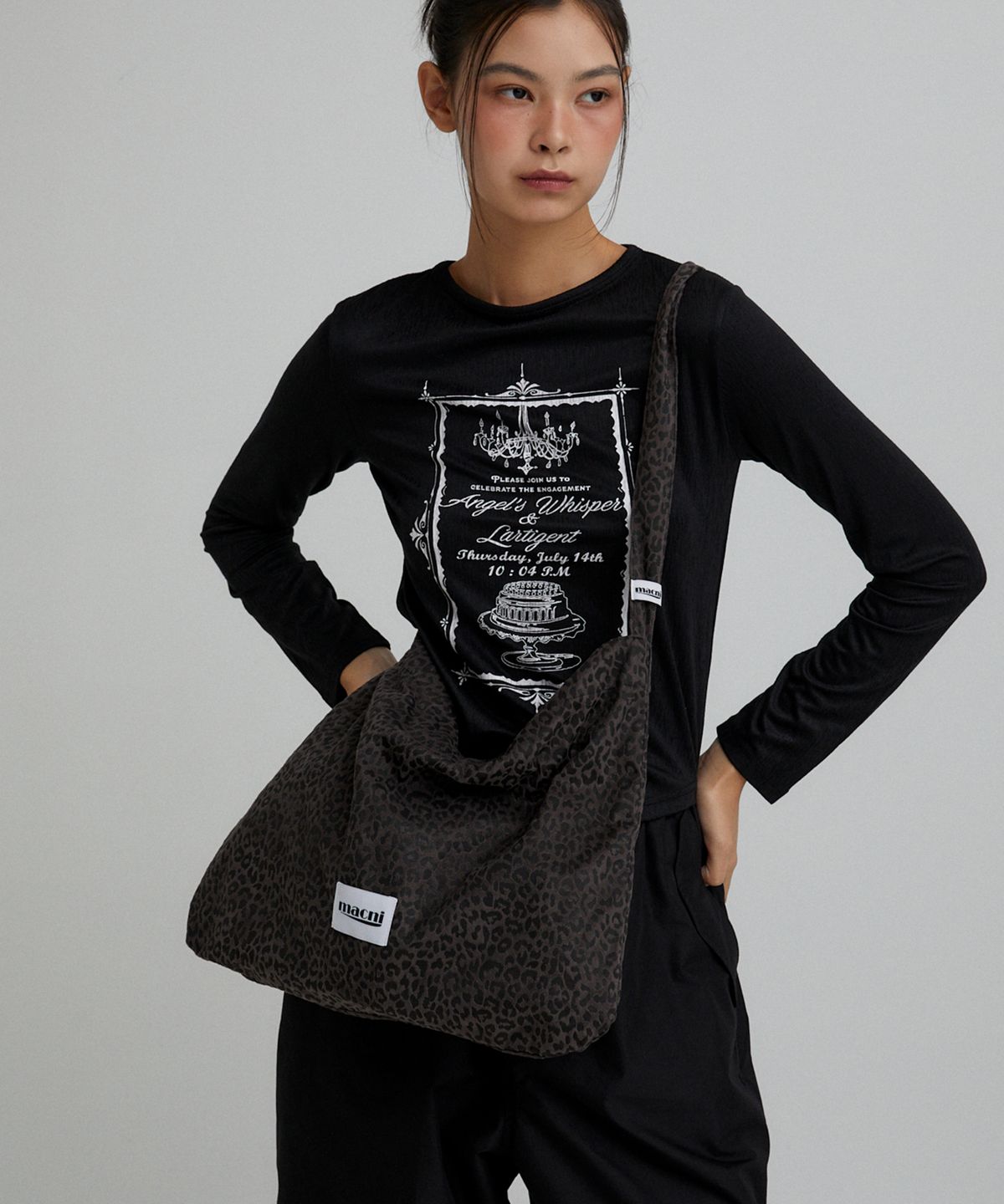마크니(MACNI) LEOPARD SUEDE ECO CROSS BAG CHARCOAL