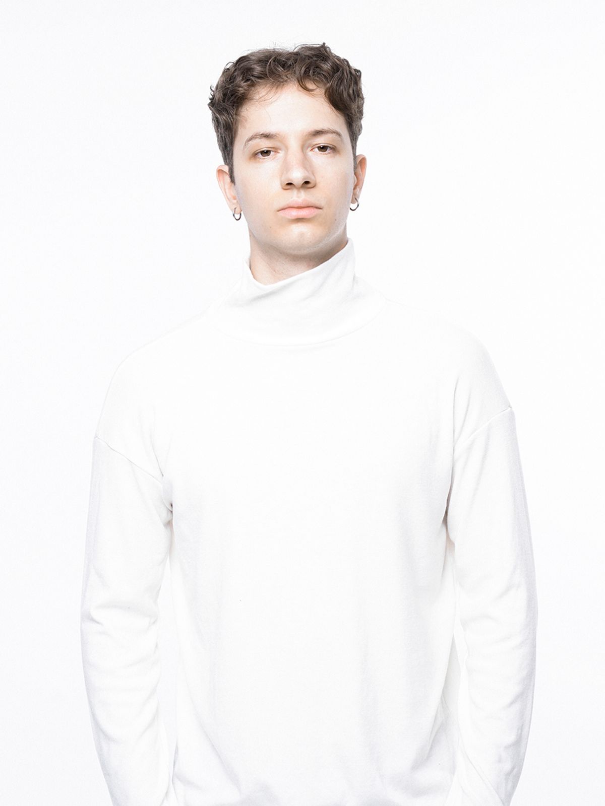 챈세스노이(CHANCE'S NOI) Spandex Finger-warmer Turtleneck - White /M243TP04WH