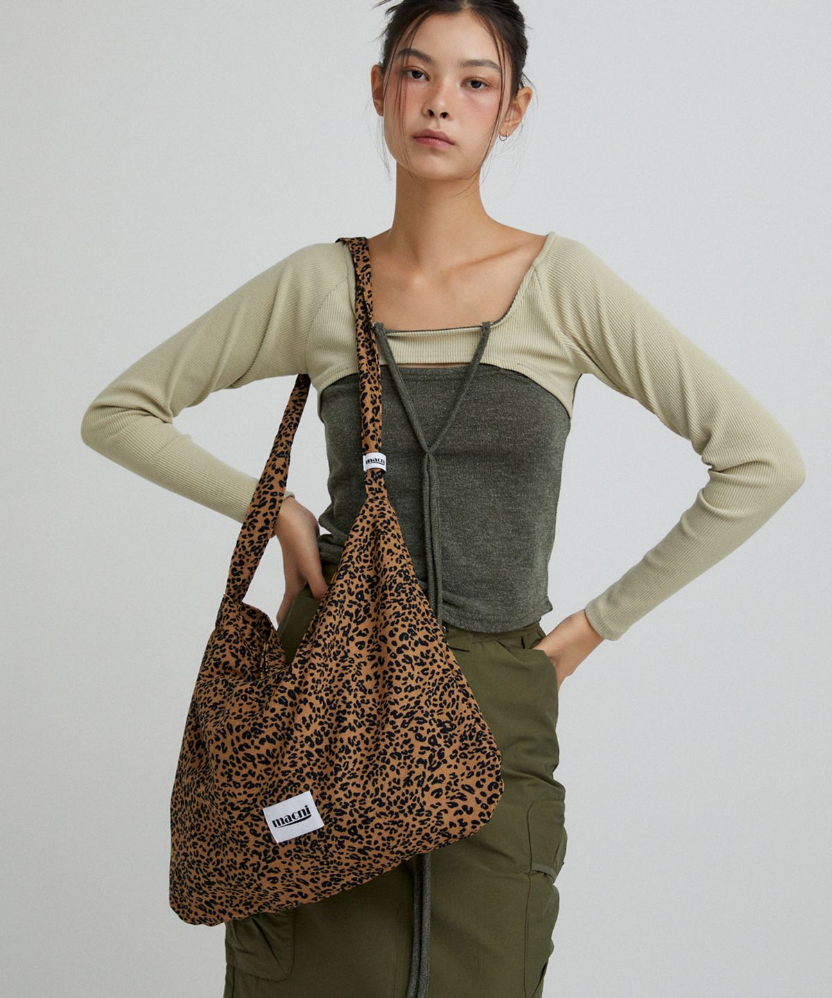 마크니(MACNI) LEOPARD CORDUROY ECO CROSS BAG BROWN
