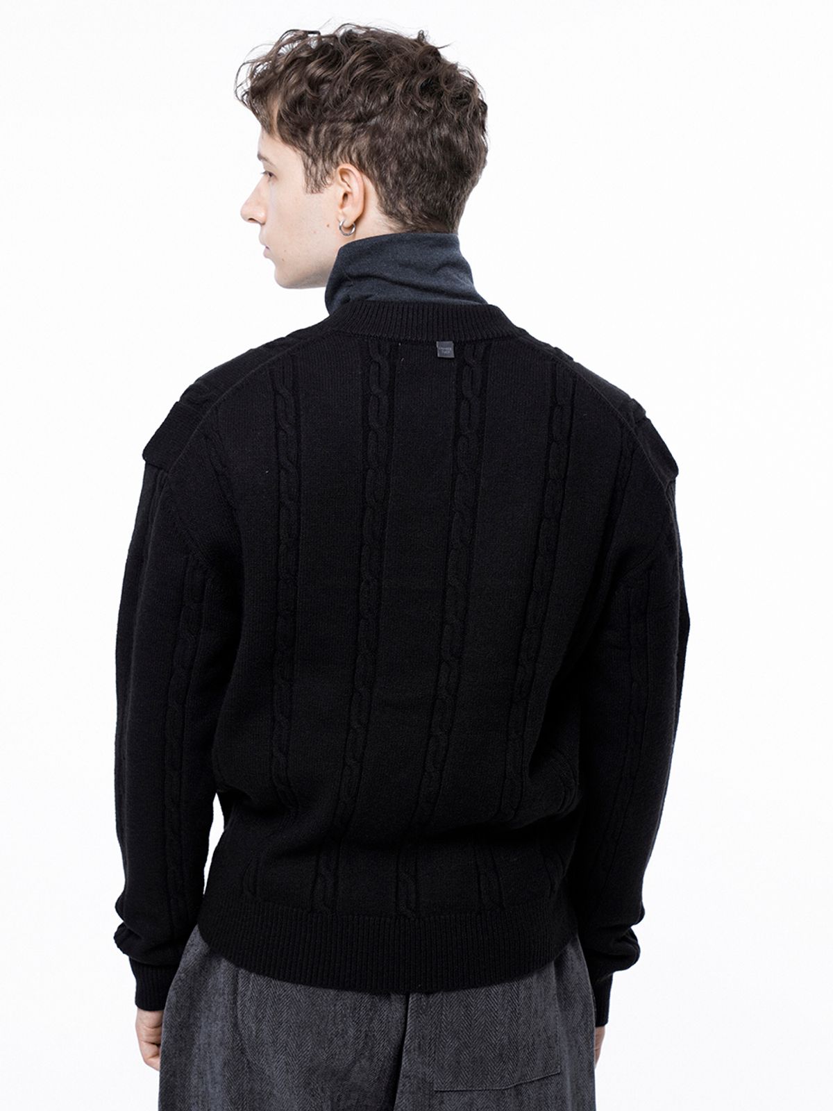 챈세스노이(CHANCE'S NOI) Dense Cable V-neck Kint - Black /M243TP07BK