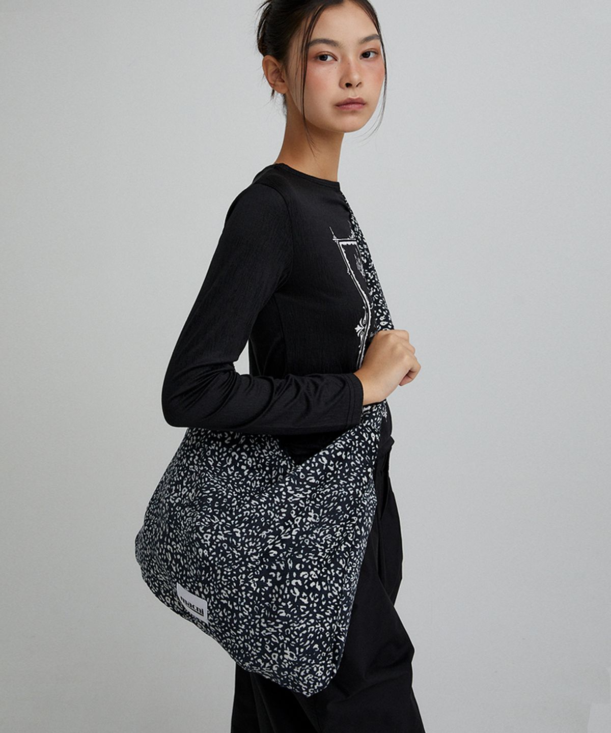 마크니(MACNI) LEOPARD CORDUROY ECO CROSS BAG BLACK