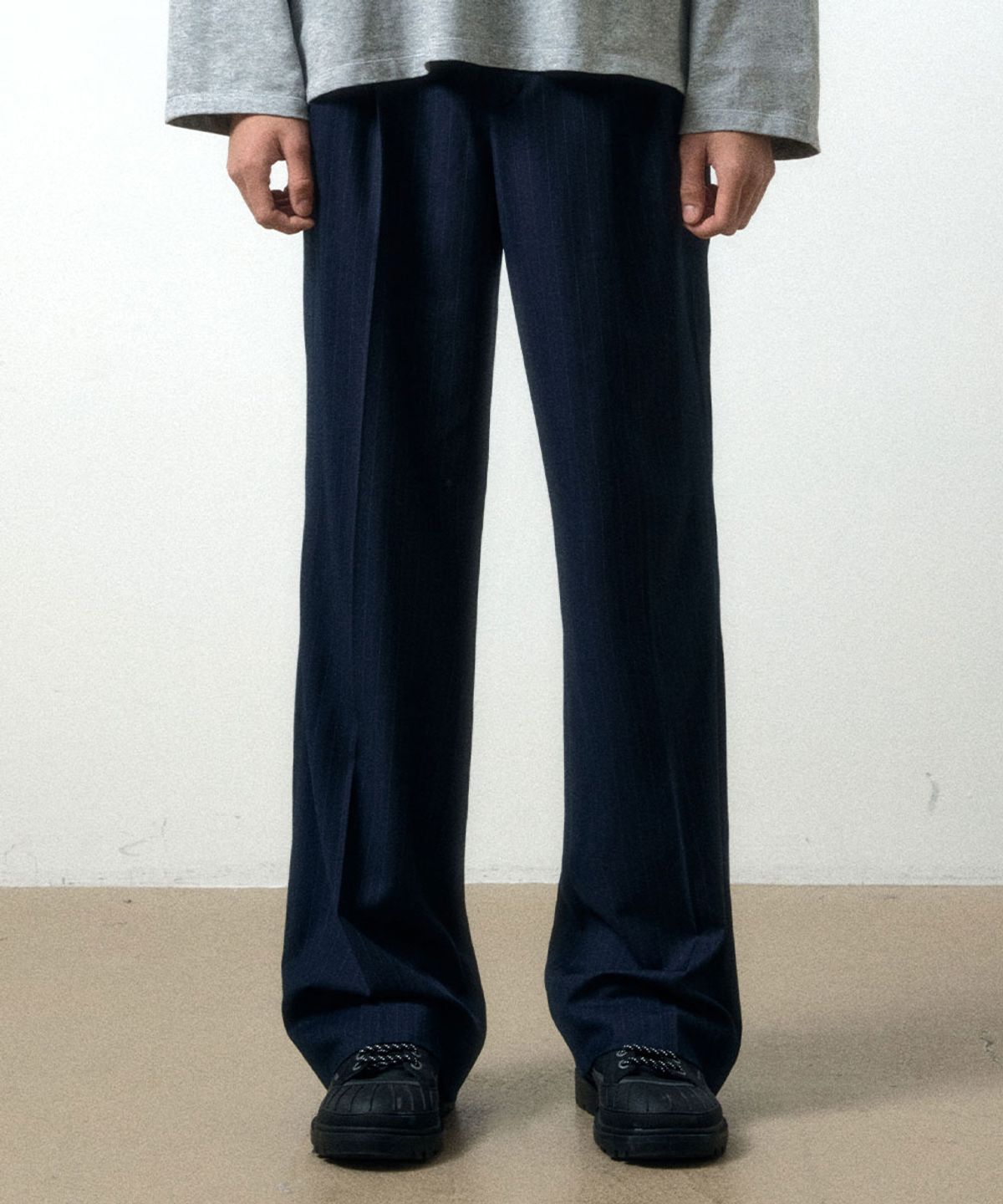 메종미네드(MAISON MINED) PIN STRIPE TWO TUCK PANTS NAVY