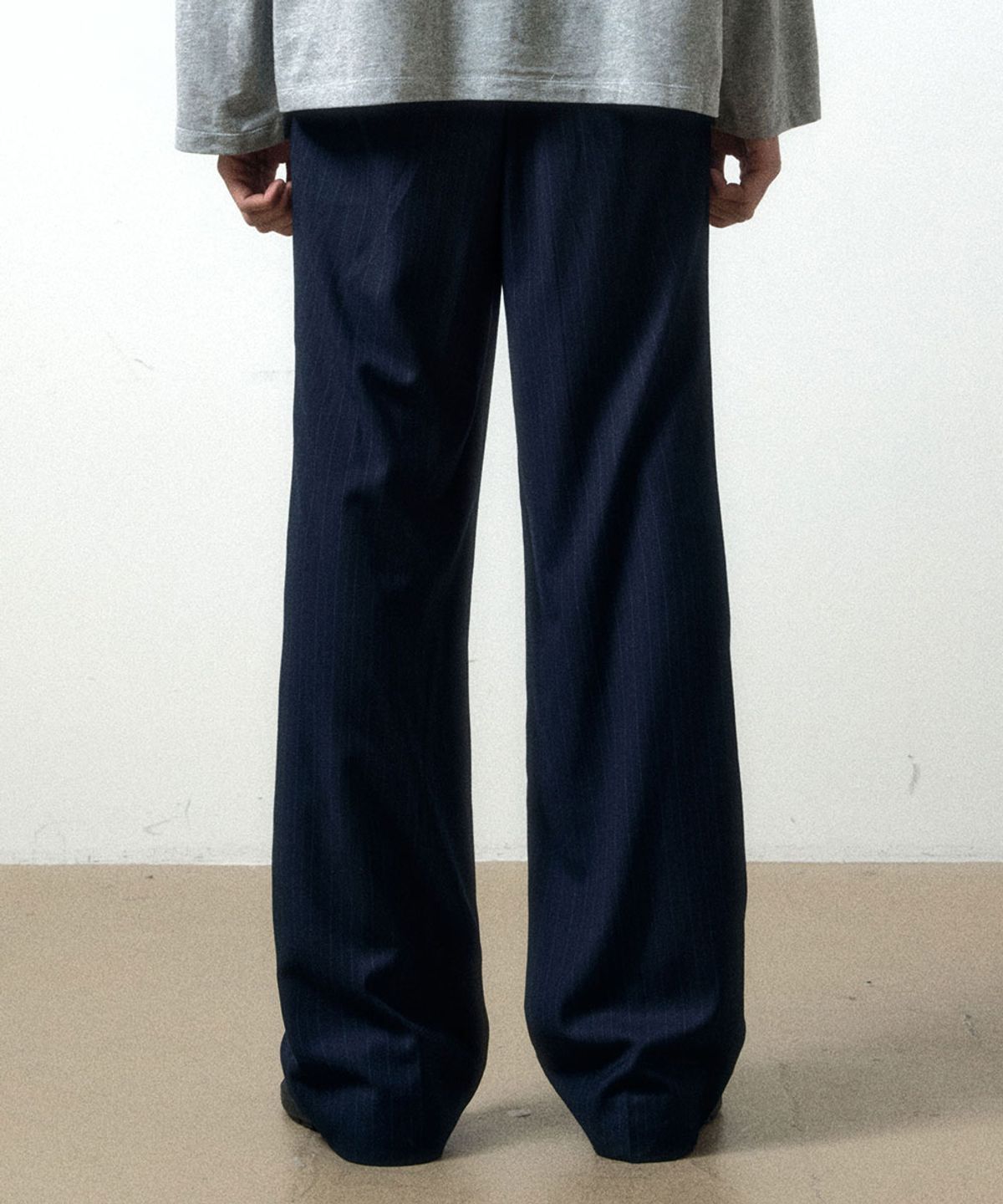 메종미네드(MAISON MINED) PIN STRIPE TWO TUCK PANTS NAVY