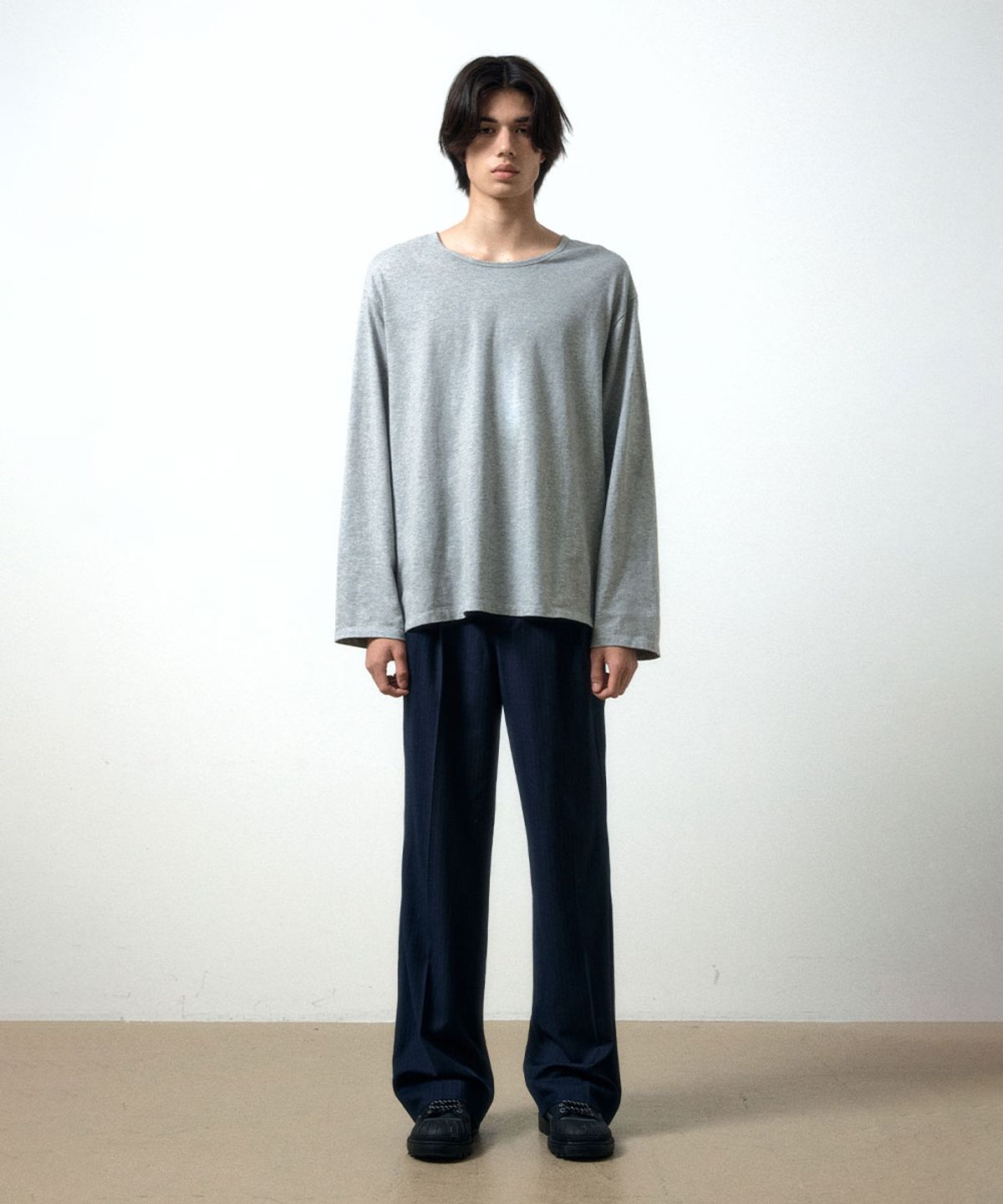 메종미네드(MAISON MINED) PIN STRIPE TWO TUCK PANTS NAVY