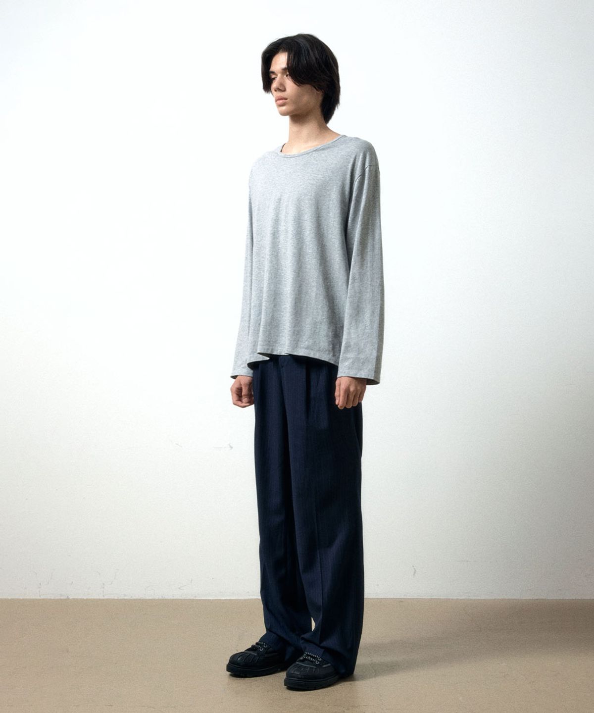 메종미네드(MAISON MINED) PIN STRIPE TWO TUCK PANTS NAVY
