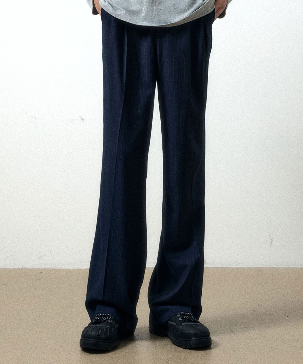 메종미네드(MAISON MINED) PIN STRIPE TWO TUCK PANTS NAVY