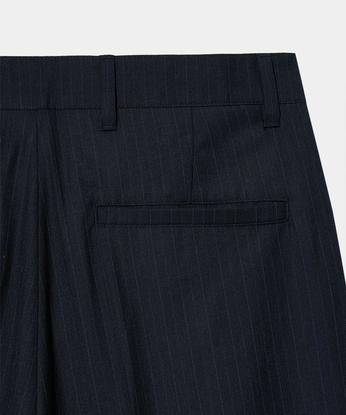 메종미네드(MAISON MINED) PIN STRIPE TWO TUCK PANTS NAVY