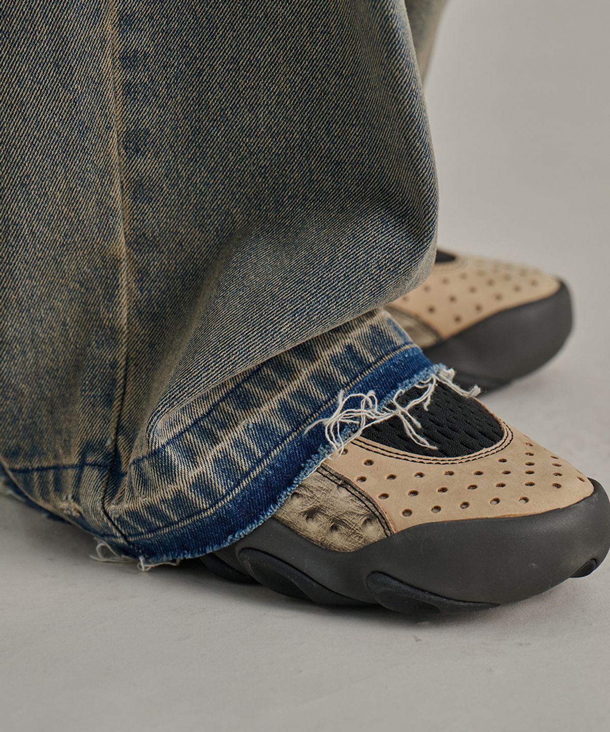 논타입(NONTYPE) HEM CONTRAST WASHED DENIM PANTS (BLUE)