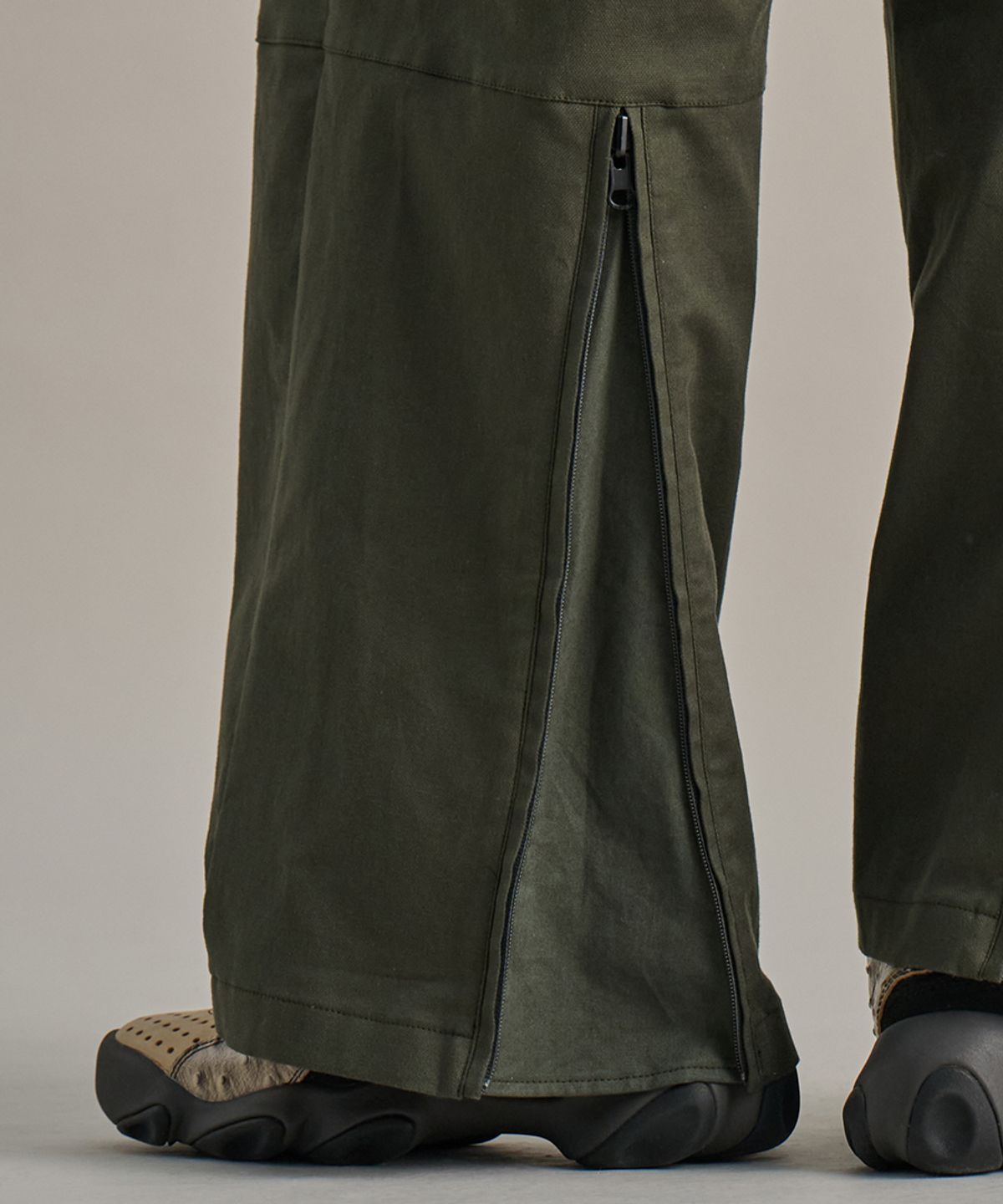 논타입(NONTYPE) ZIPPER HIDDEN PANTS (KHAKI)