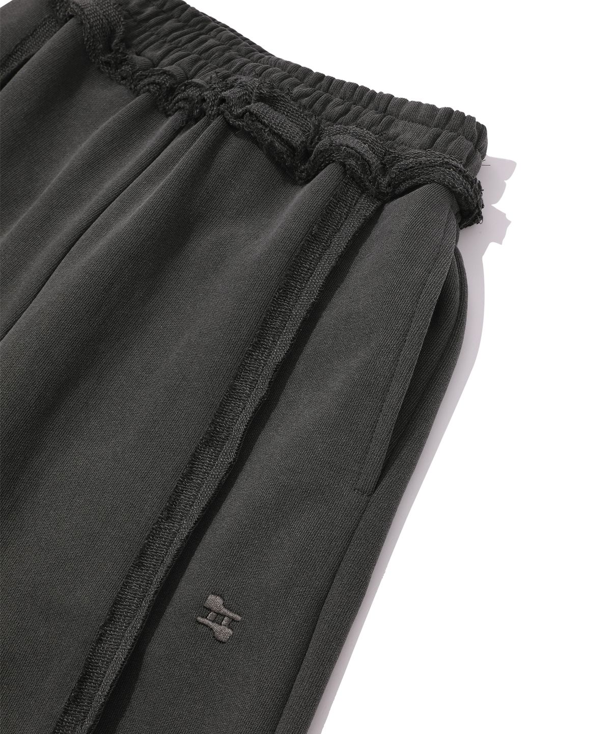 에피소드 언타이틀(EPISODE UNTITLED) PIGMENT OPEN-CUT SWEATPANTS_CHARCOAL