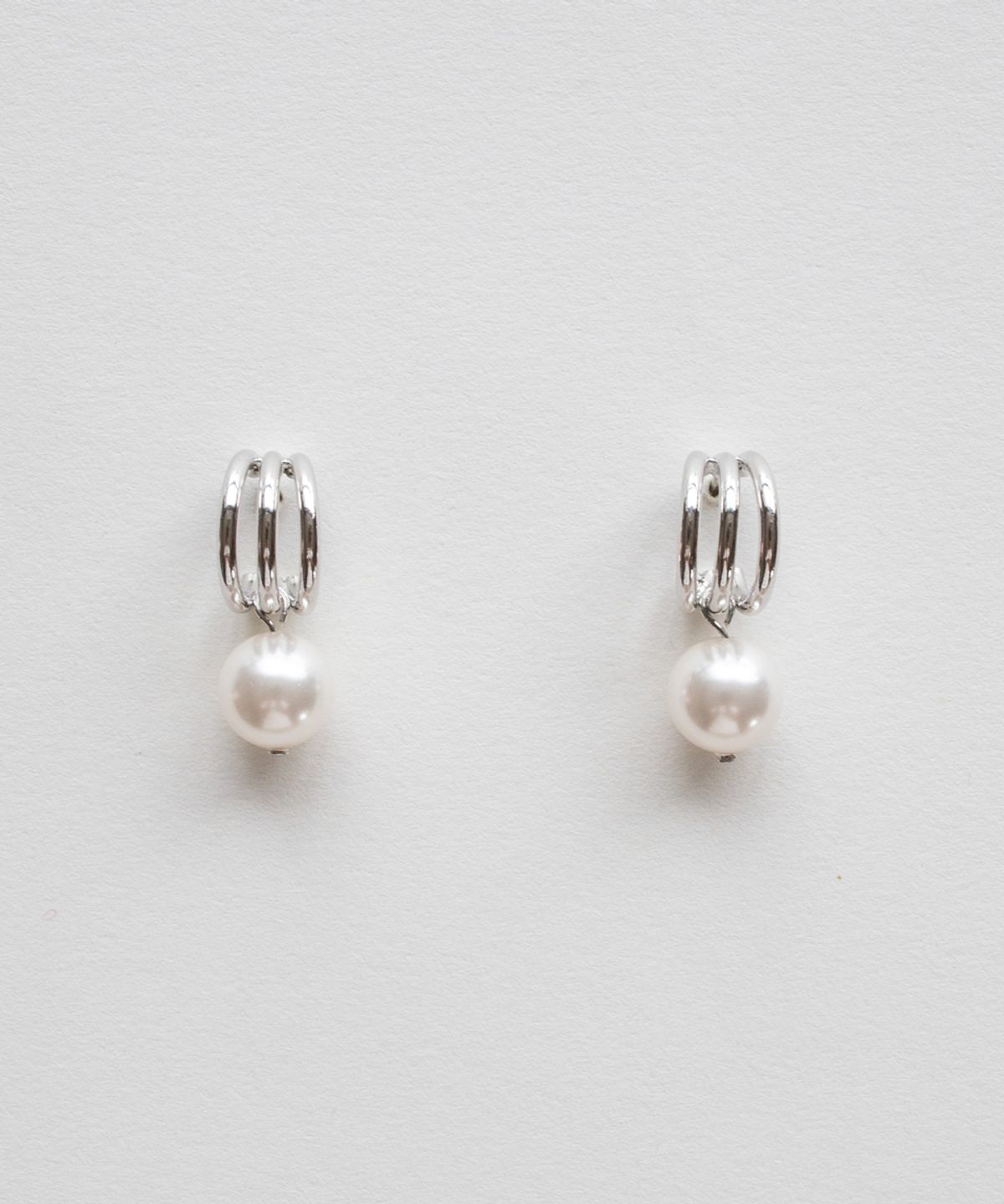 메리모티브(MERRYMOTIVE) Curved line pearl drop earring