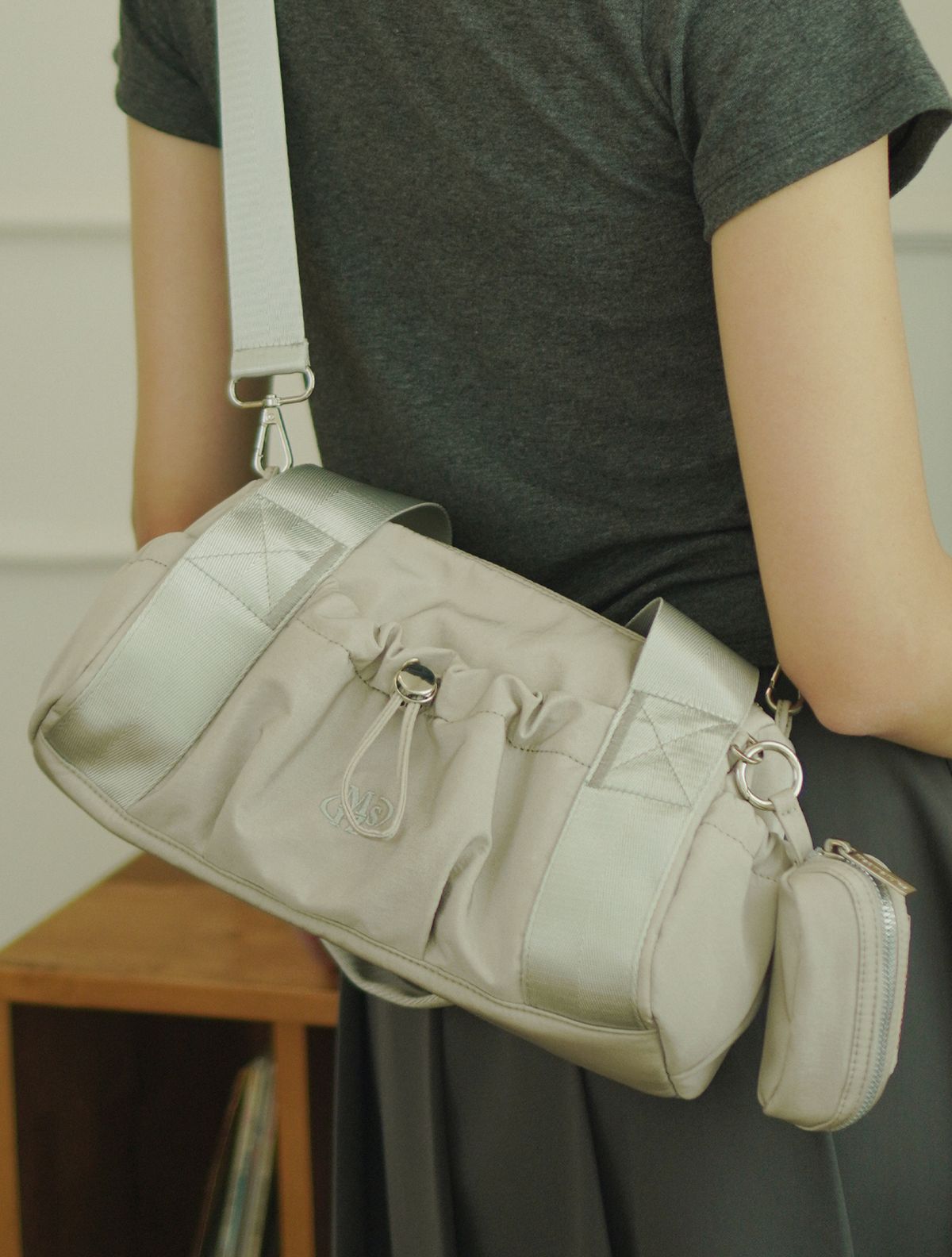 마스마룰즈(MASMARULEZ) [파우치세트] mini ver. glossy tote cross bag _Light gray