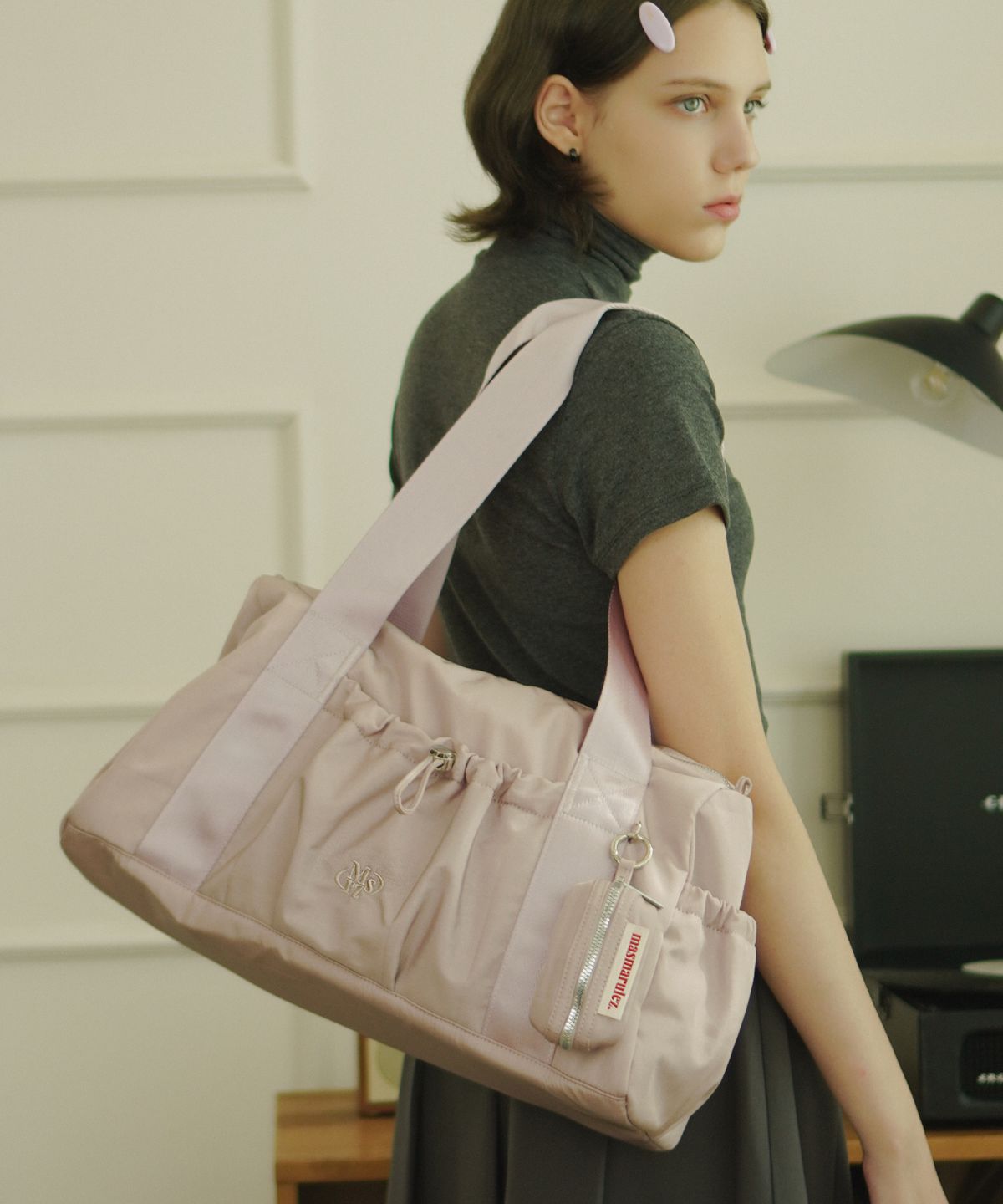 마스마룰즈(MASMARULEZ) [파우치세트] glossy shoulder duffel bag _Lilac pink