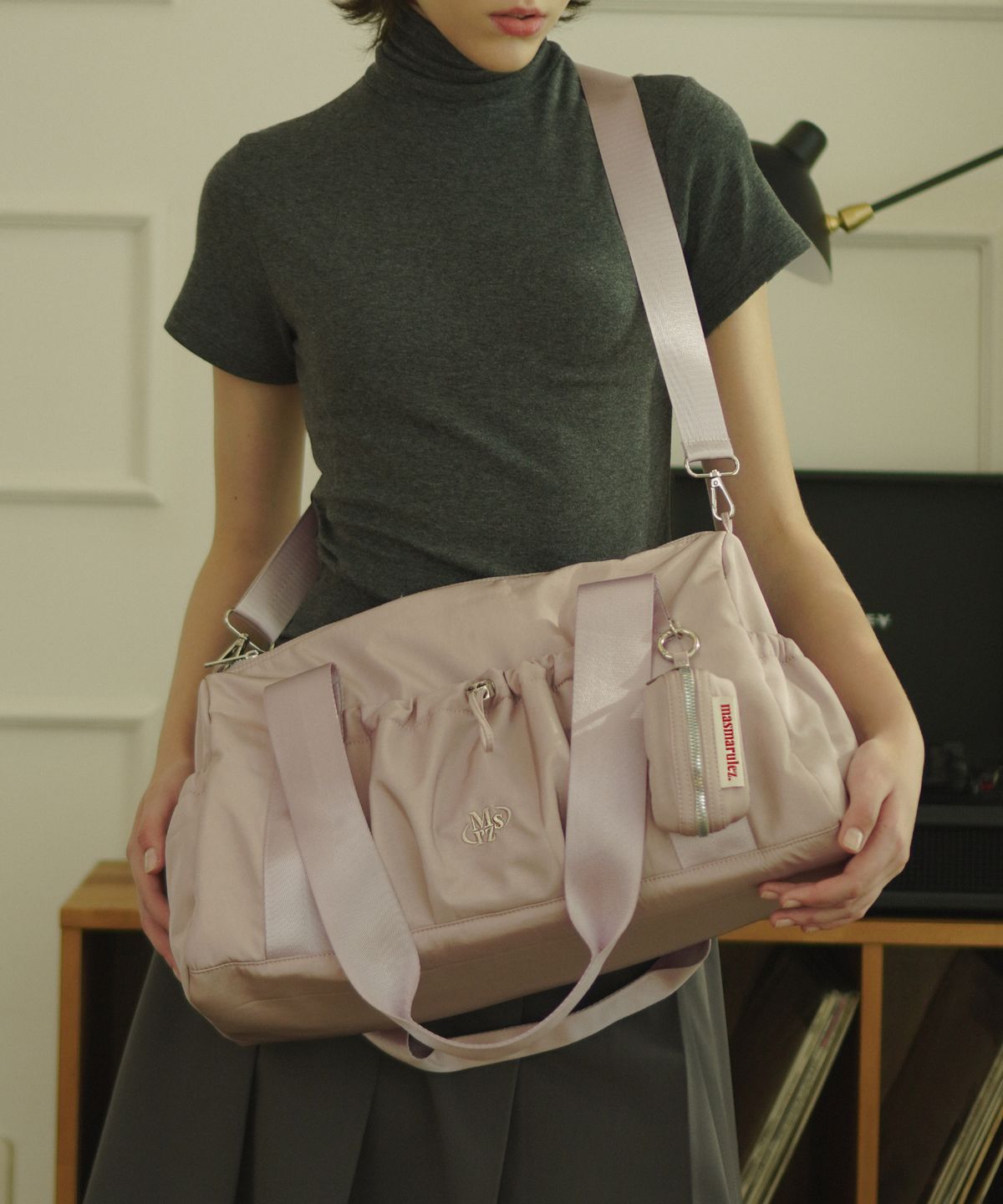 마스마룰즈(MASMARULEZ) [파우치세트] glossy shoulder duffel bag _Lilac pink