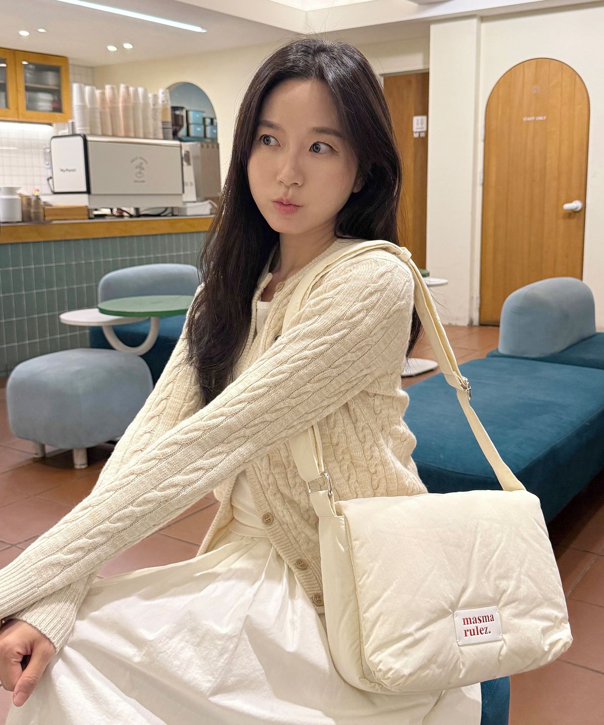 마스마룰즈(MASMARULEZ) 플럼피 패딩 크로스백 _크림