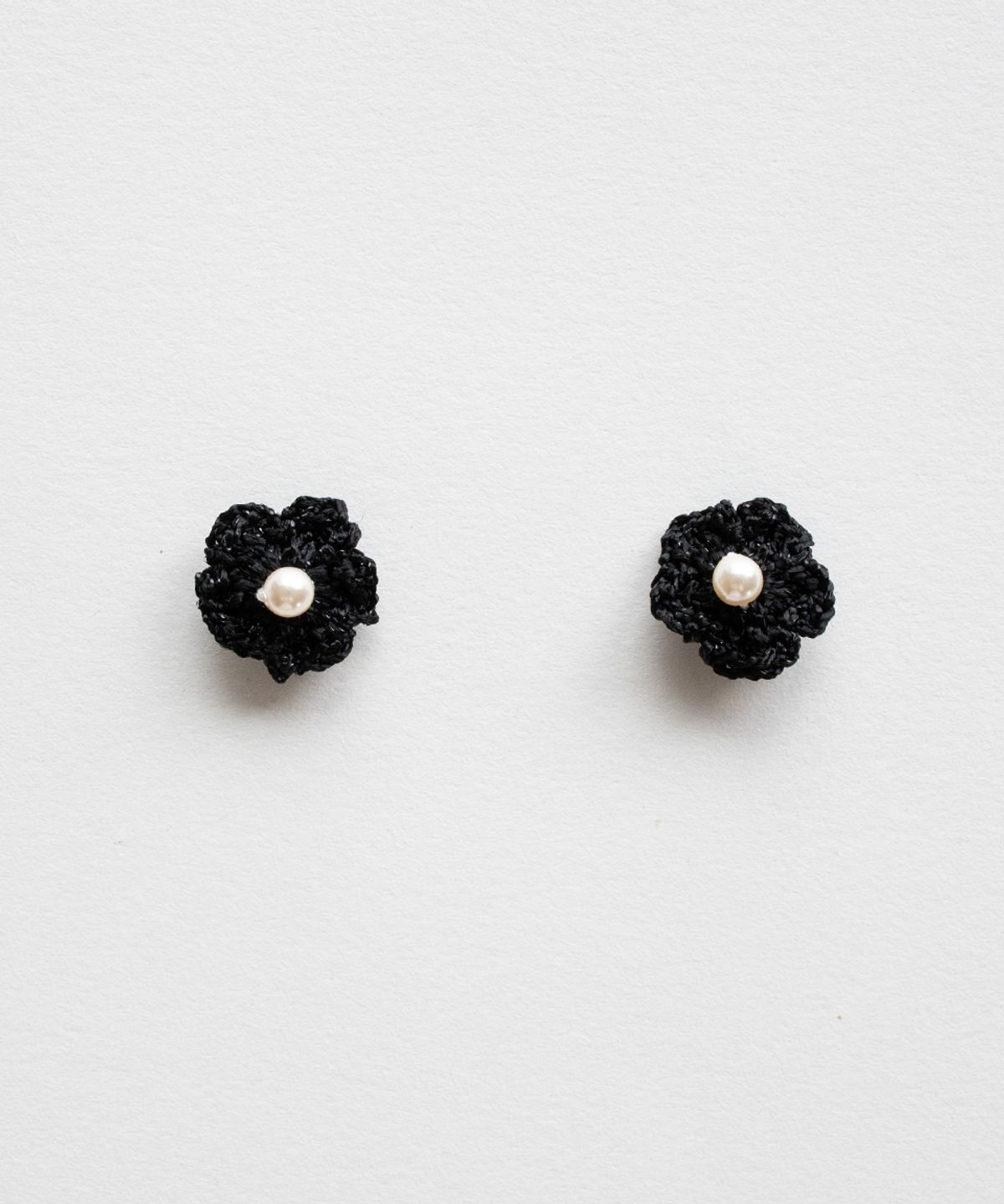 메리모티브(MERRYMOTIVE) Gleaming knit flower earring (Black)