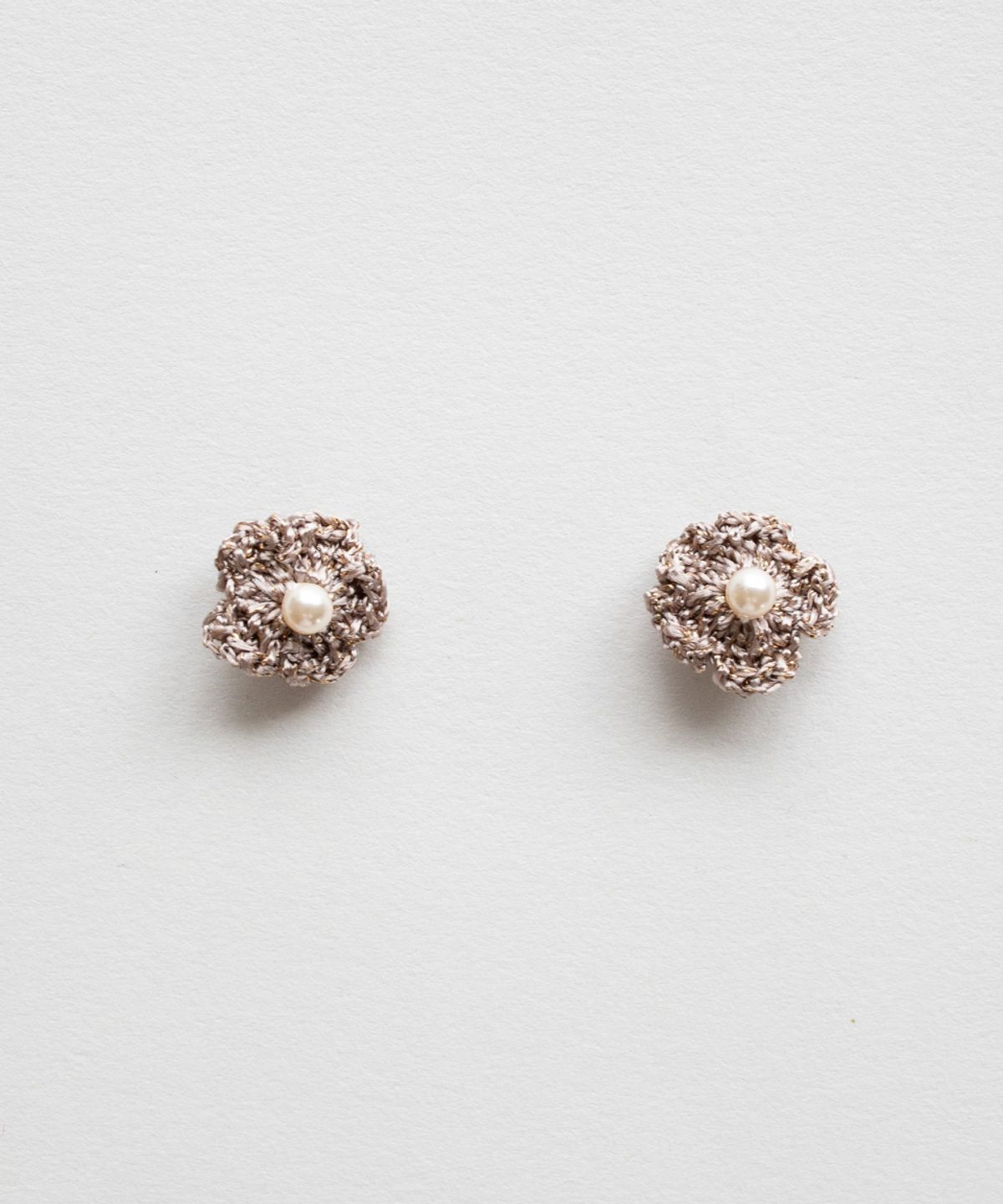 메리모티브(MERRYMOTIVE) Gleaming knit flower earring (Mocha)