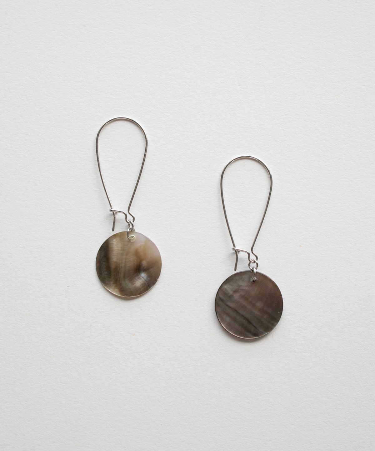 메리모티브(MERRYMOTIVE) Brown Mother of Pearl drop earring