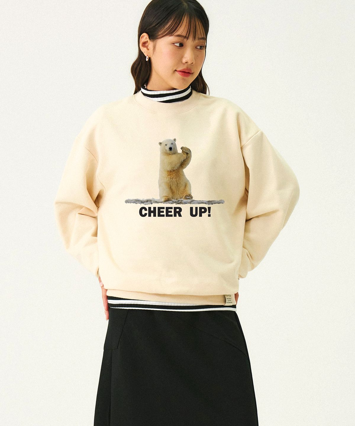 그레이버(GRAVER) [UNISEX]아이스 폴라베어 맨투맨_크림