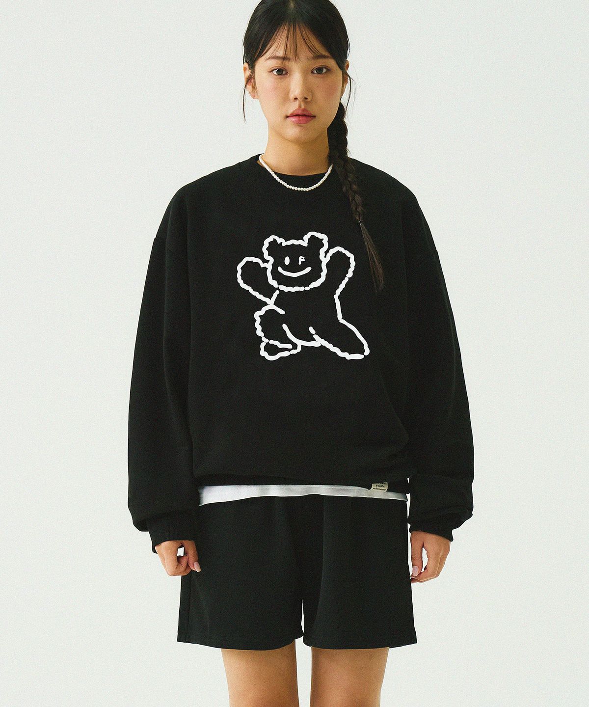 그레이버(GRAVER) [UNISEX]빅 라인 베어스마일 맨투맨_블랙