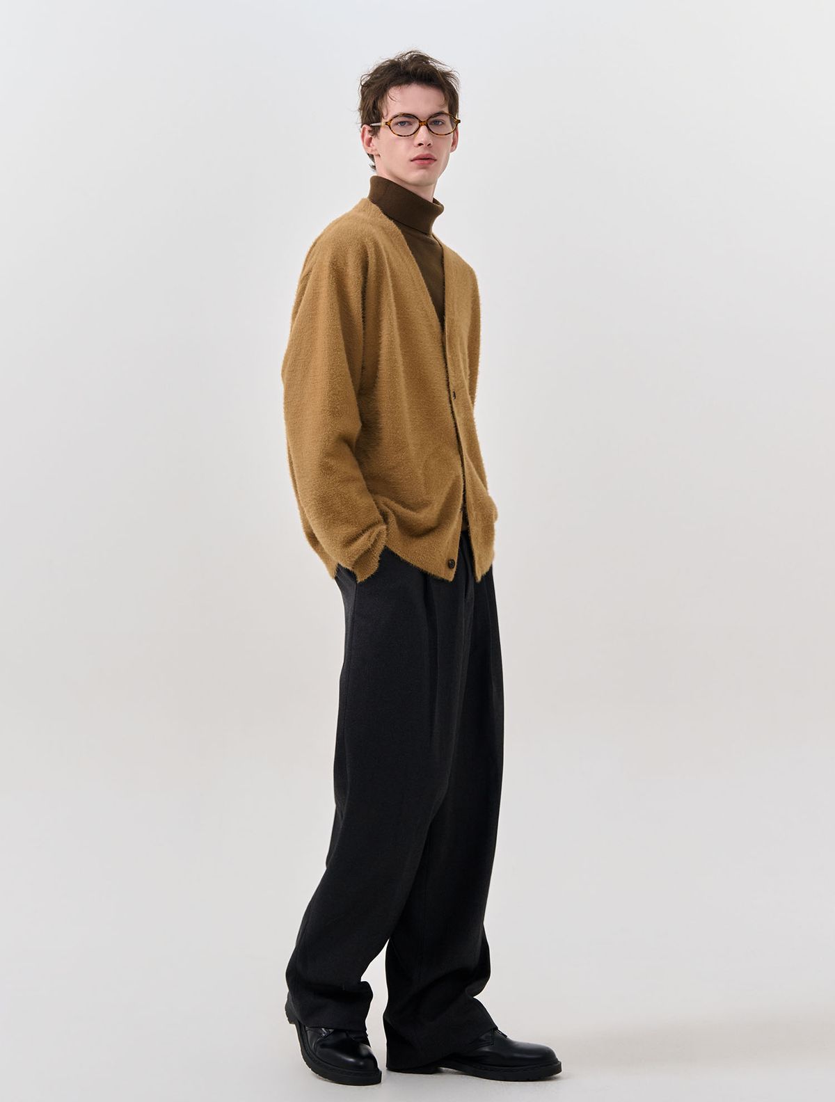 제너럴아이디어(GENERALIDEA) UNISEX 헤어리 브이넥 가디건 [BEIGE] / SBD4U04010