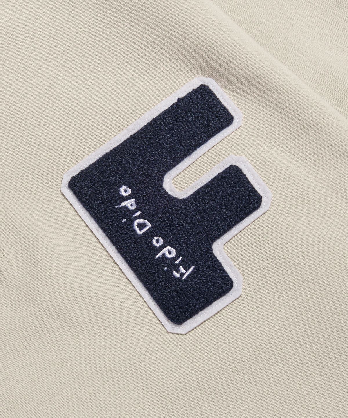 피도디도(FIDO DIDO) Boucle Logo Half Zip Sweatshirt Beige