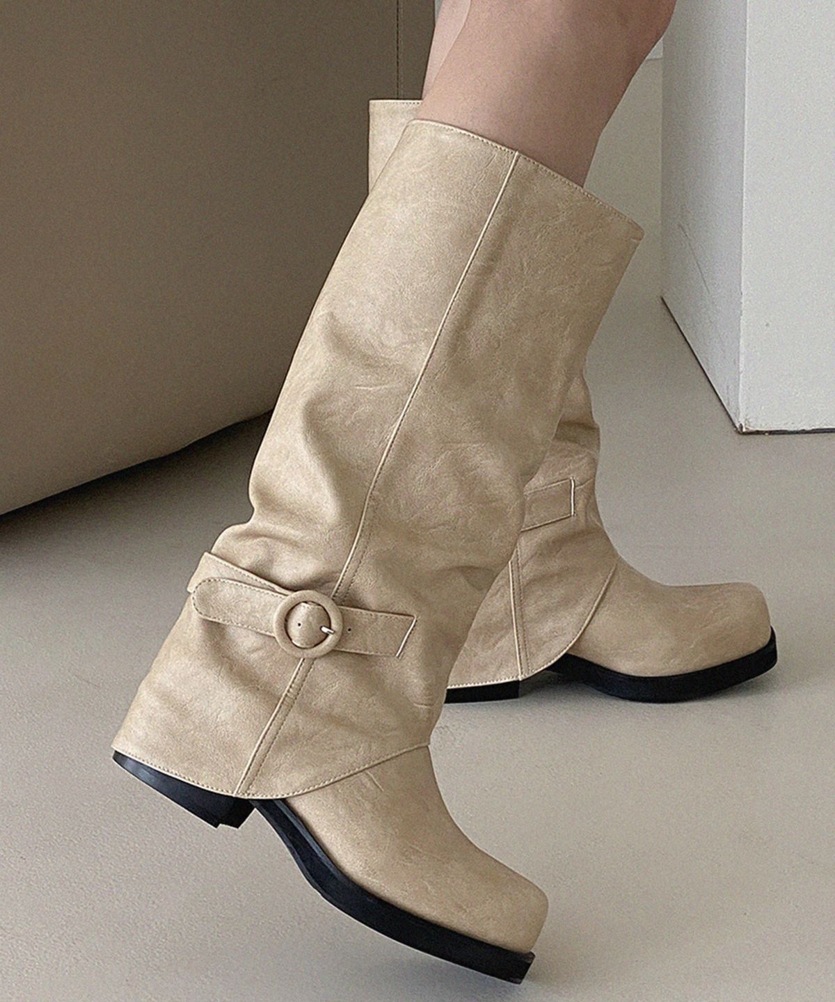 무드앤플(MOODNPLE) venzamin 버클 포인트 네츄럴 셔링 롱부츠 유니크소재 2color 4cm