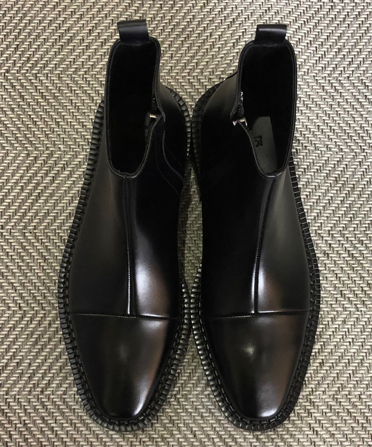 조앤슈(JOENSHOE) 브리핏 사이드지퍼 절개 워커 부츠 블랙